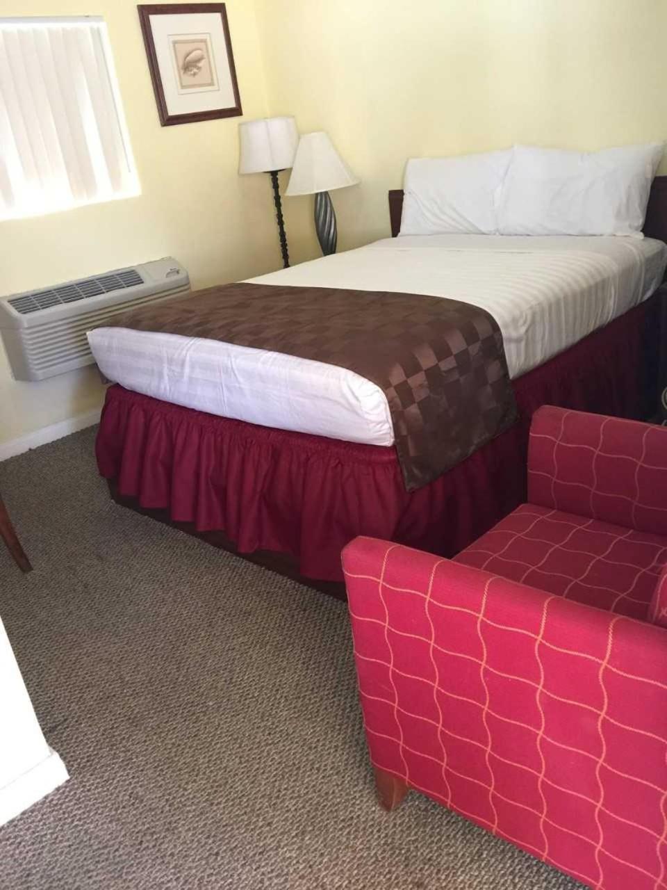 Queen Room photo 2