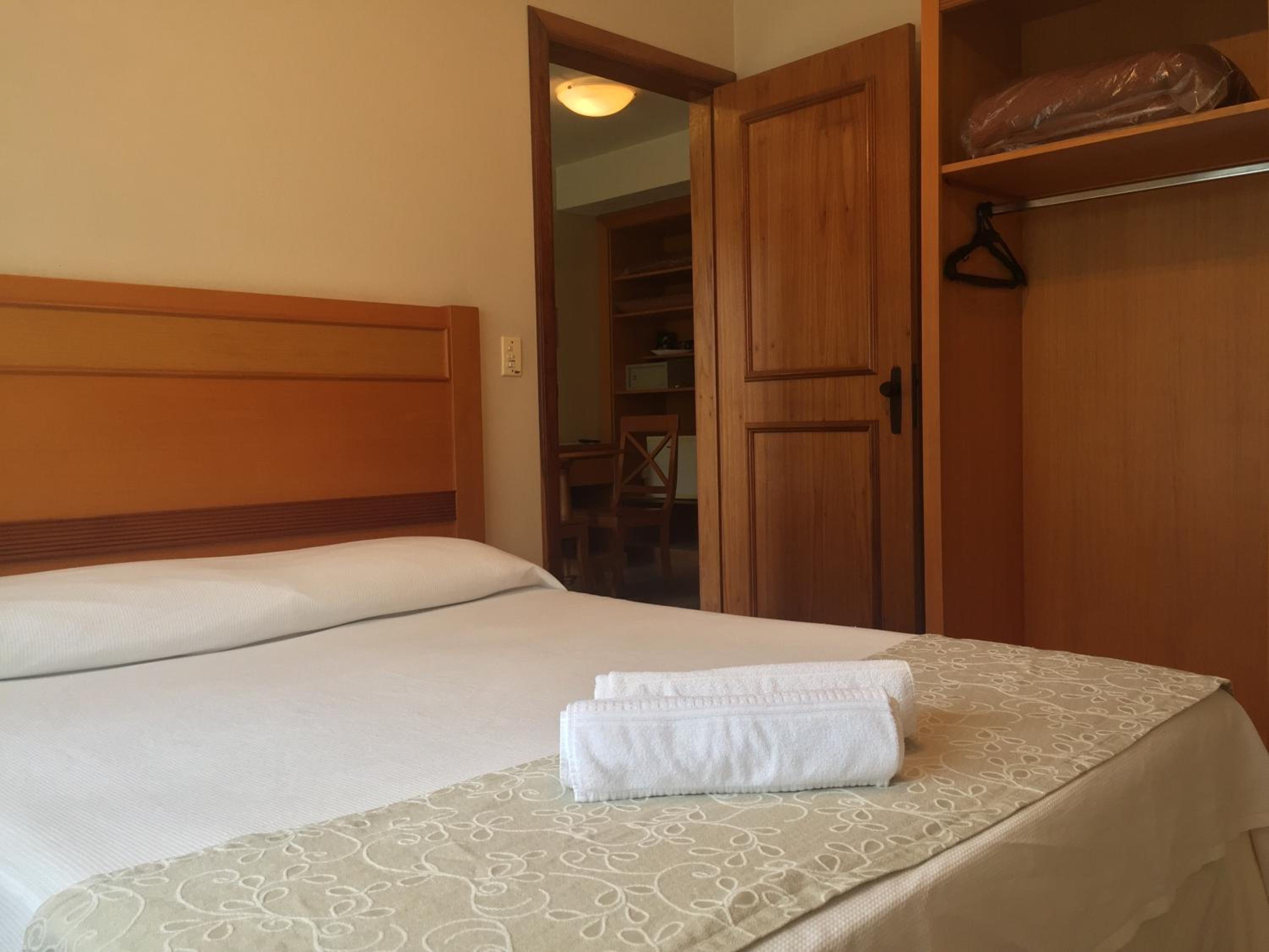 Luxo quádruplo - quarto com 2 dormitórios e 1 banheiro
