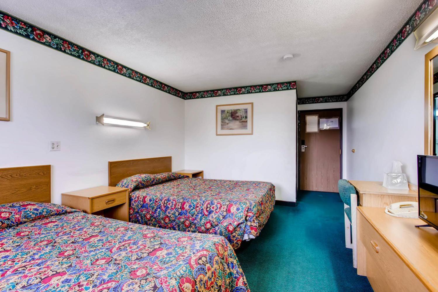 Queen Room with Two Queen Beds photo 2