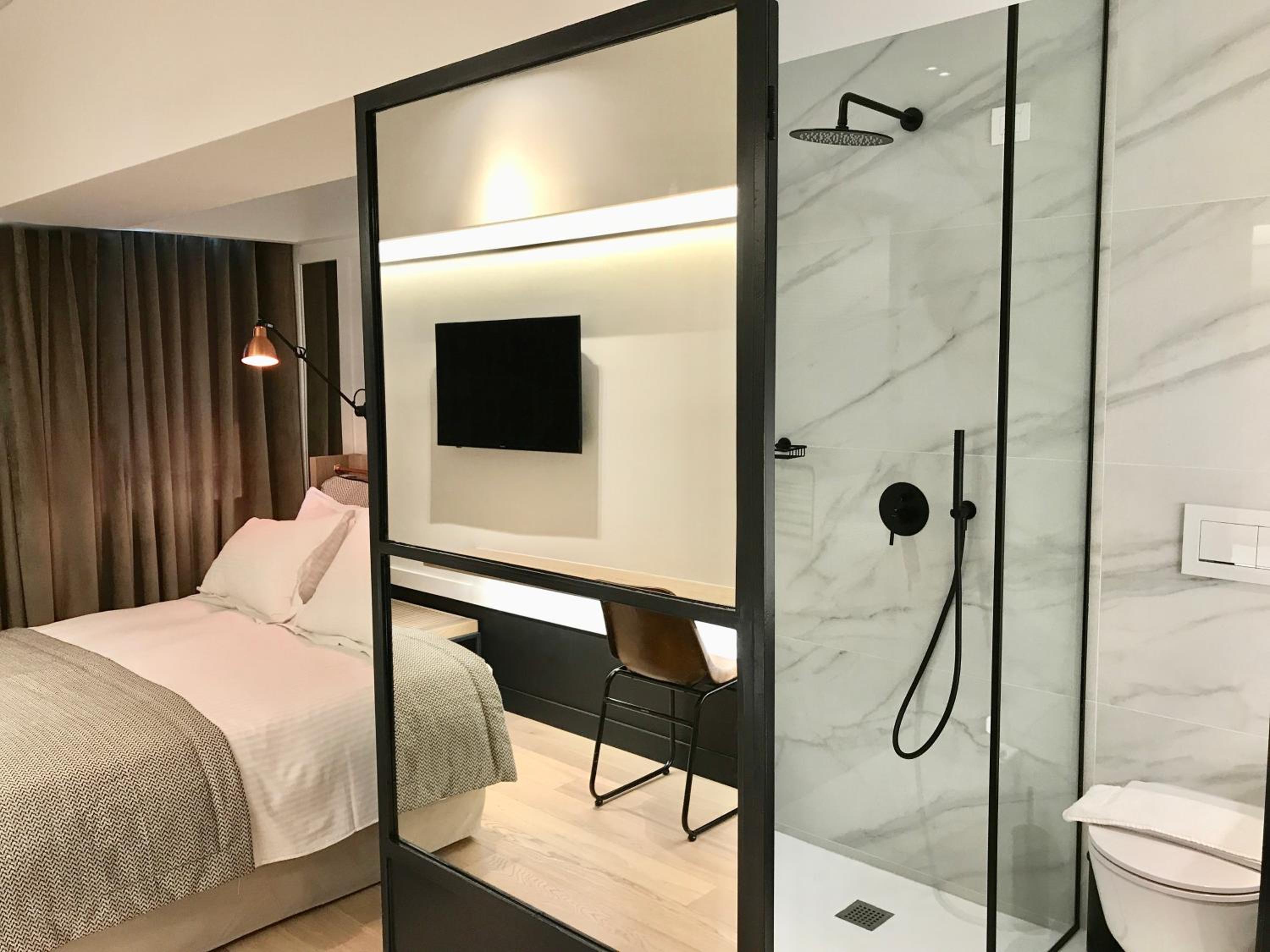 Cozy Double Room with Street View - Photo 9