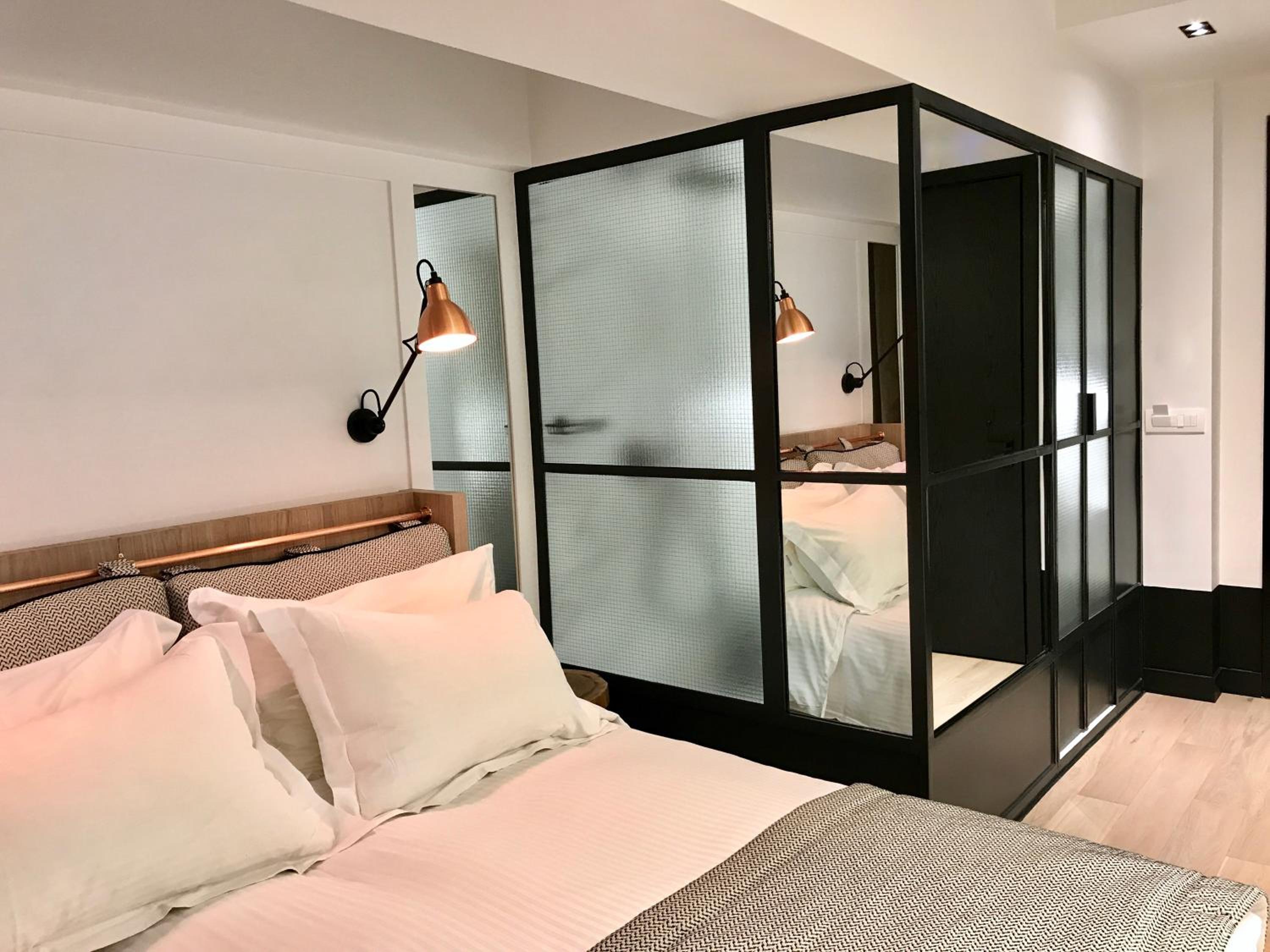 Cozy Double Room with Street View - Photo 7