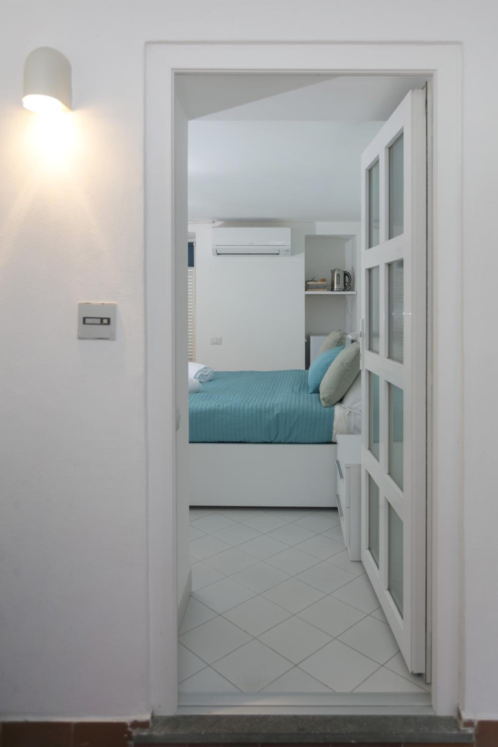 Standard Double Room - Photo 6