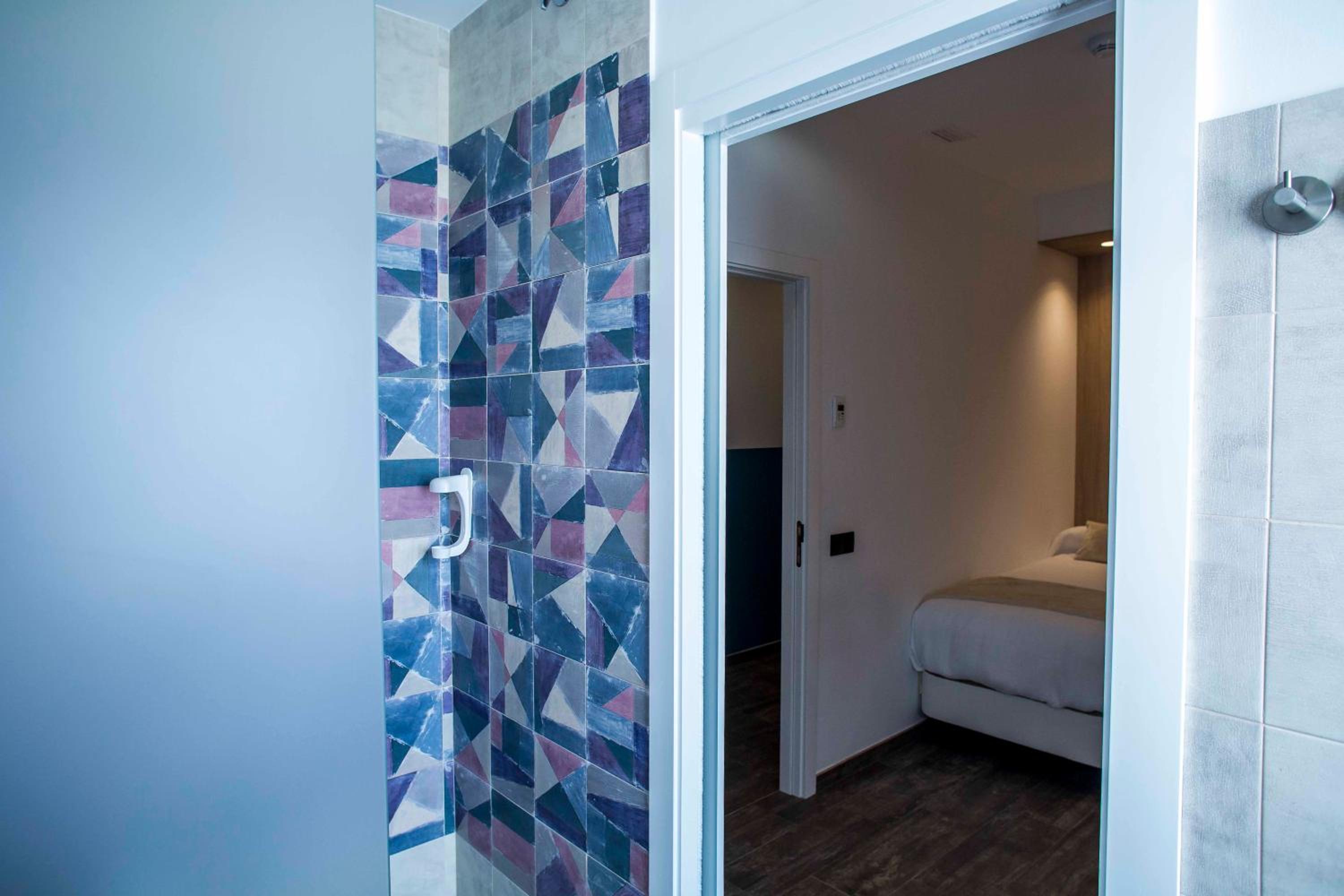 Twin Room with Private Bathroom - Photo 22