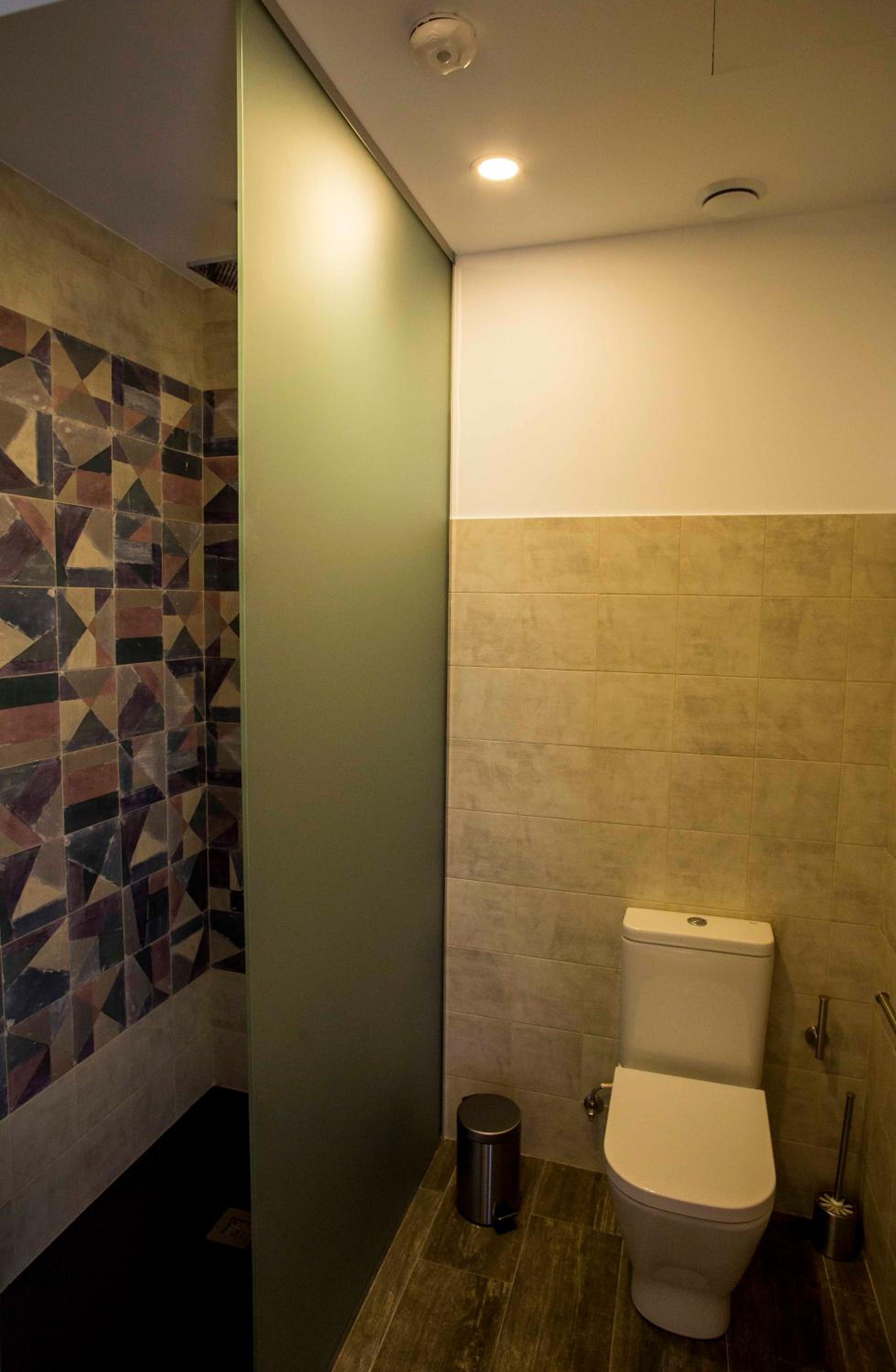 Twin Room with Private Bathroom - Photo 21