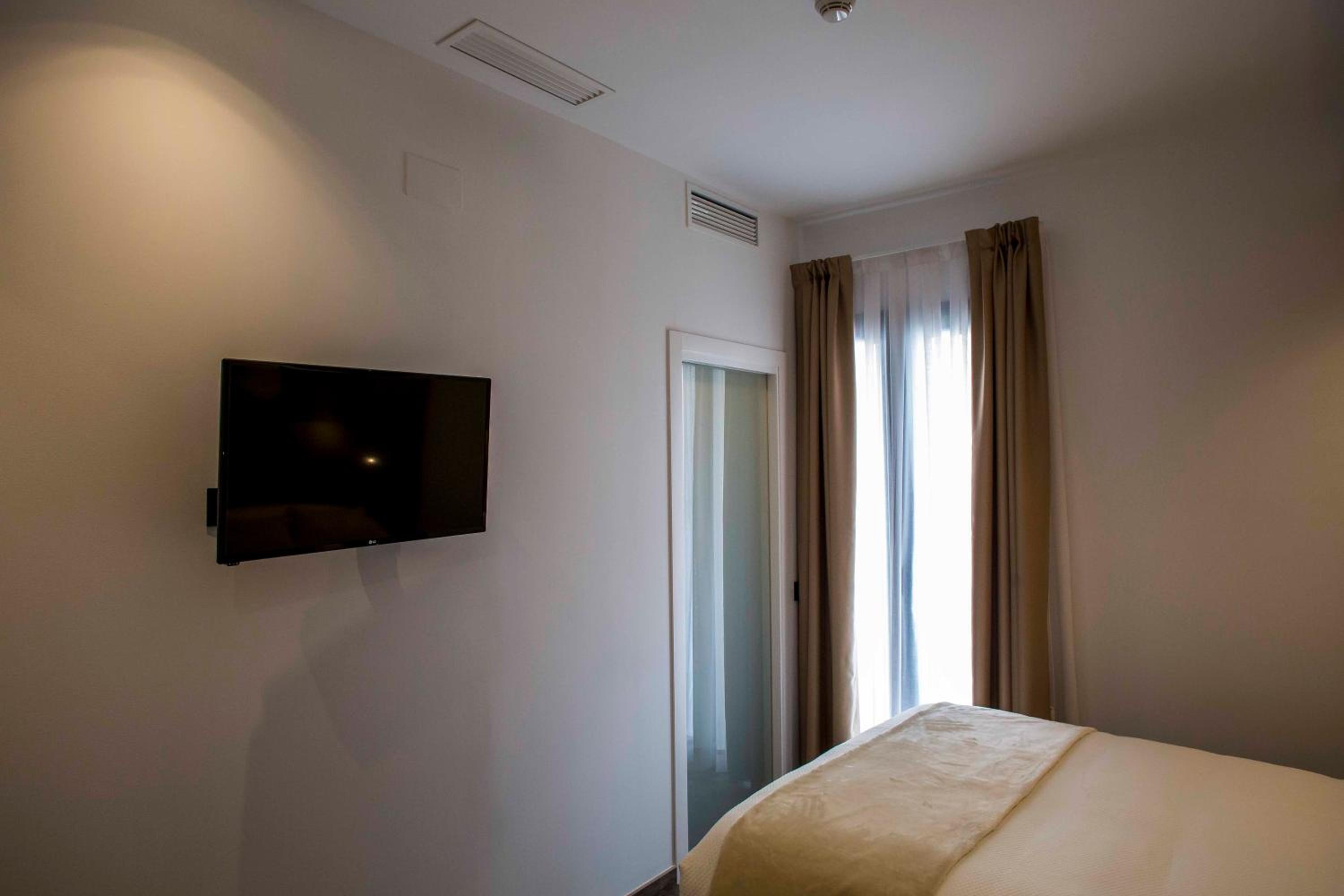 Queen Room with Private Bathroom - Photo 37