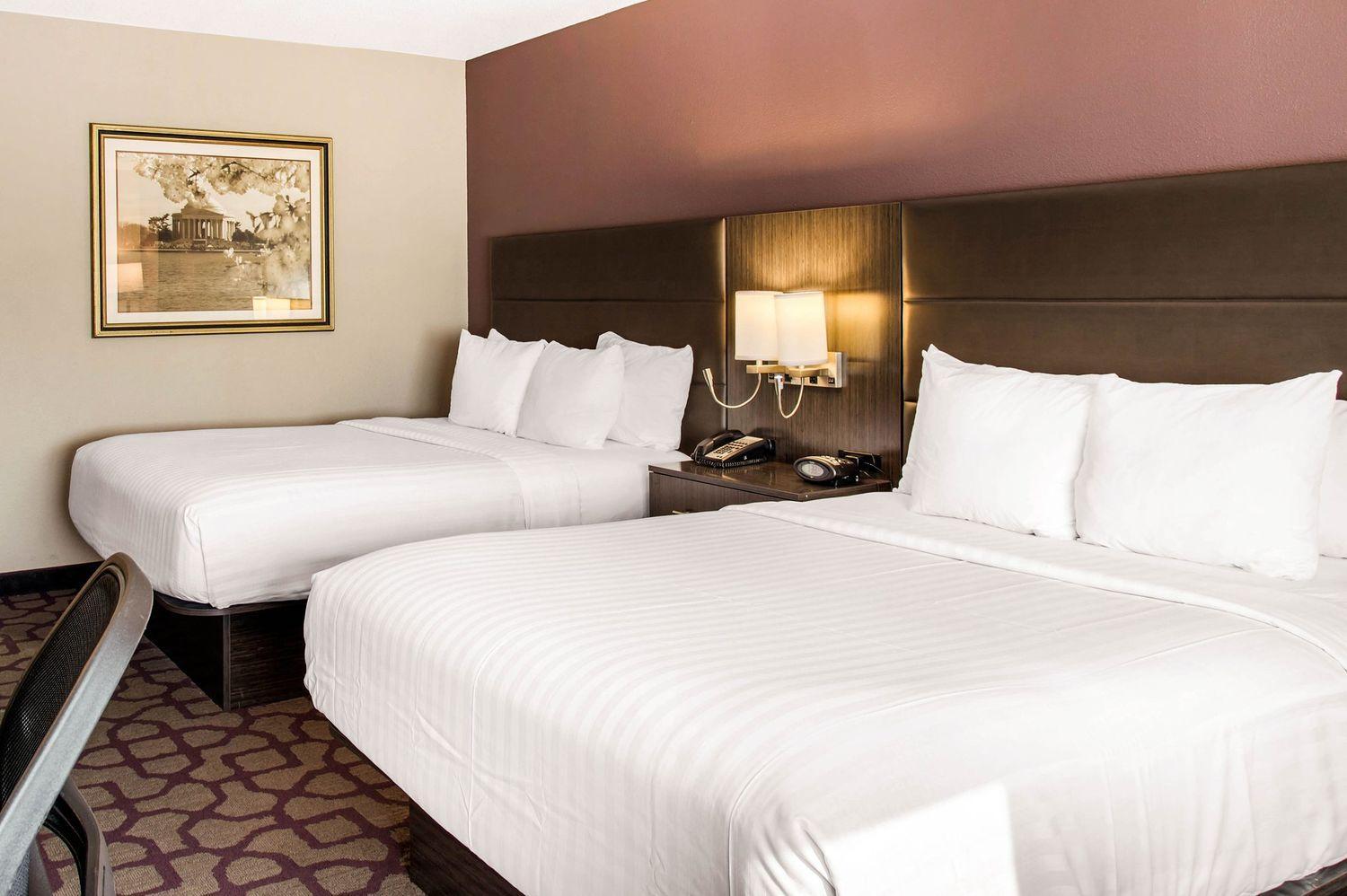 Standard Queen Room with Two Queen Beds - Non Smoking  - Photo 3