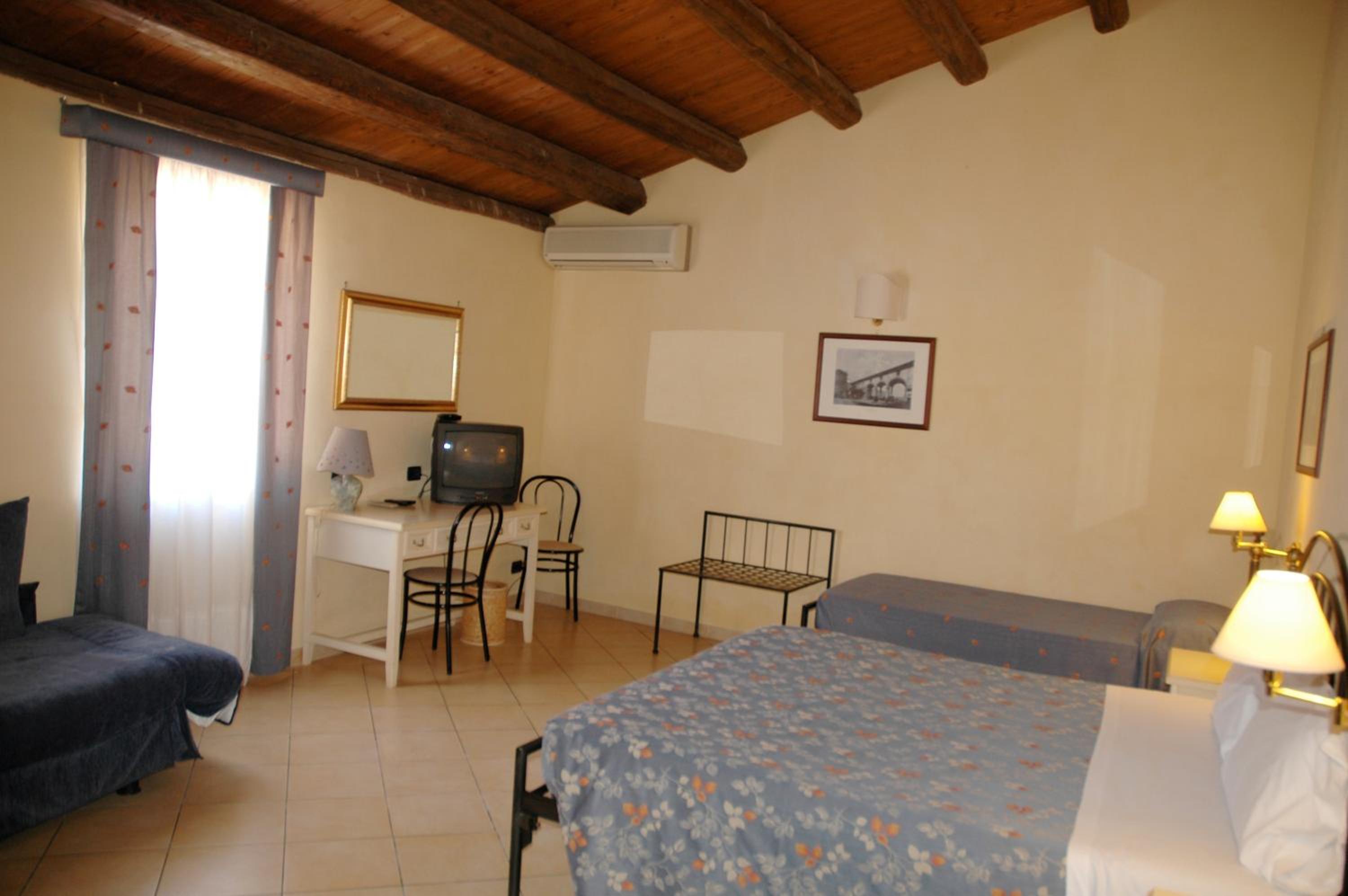 Quadruple Room with Balcony and City View photo 3