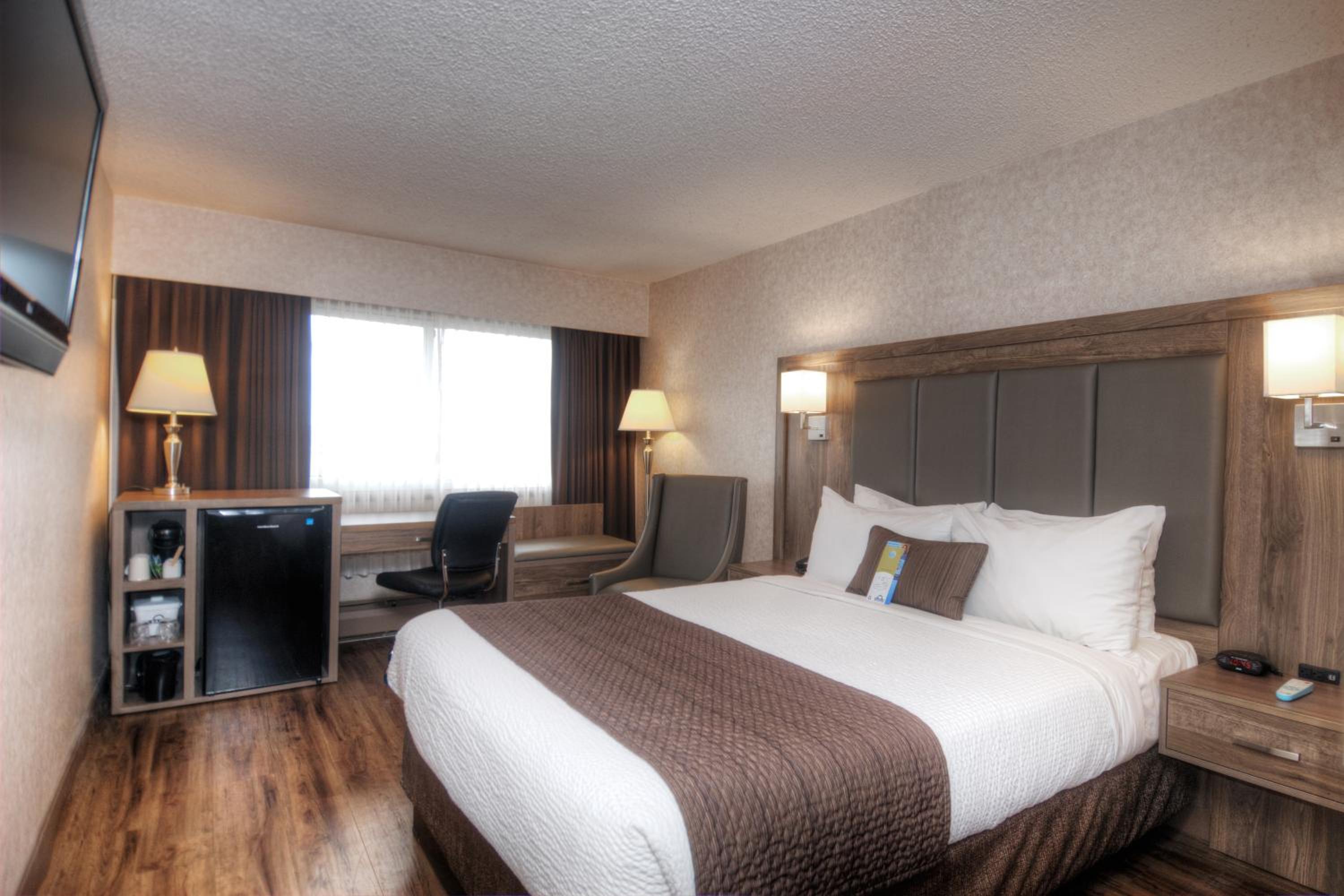 Standard Queen Room with Harbor View - Photo 2
