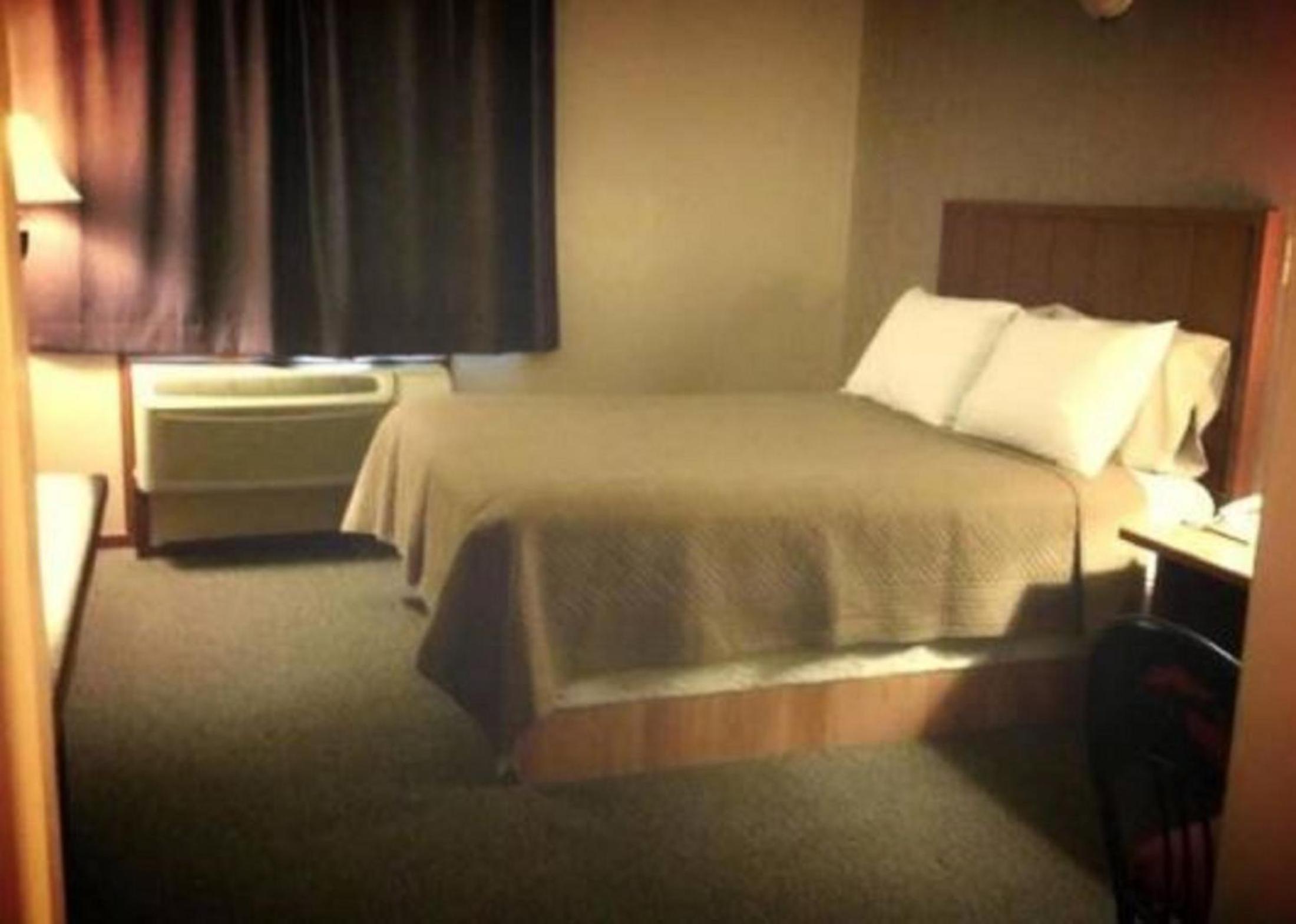 Queen Room photo 1