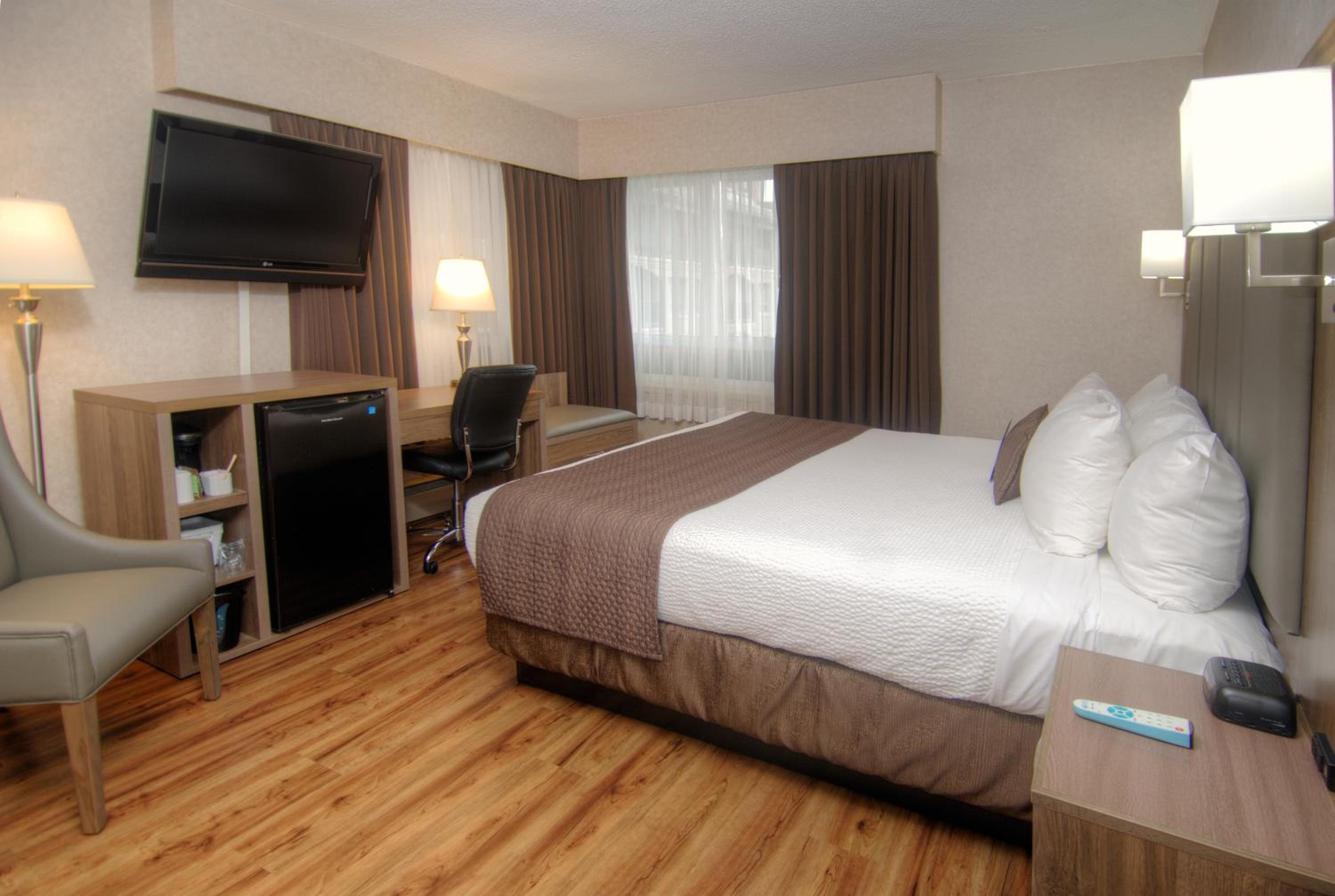 Standard Queen Room with Harbor View - Photo 3