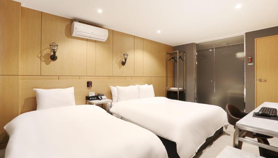 Twin Room with Shower photo 2