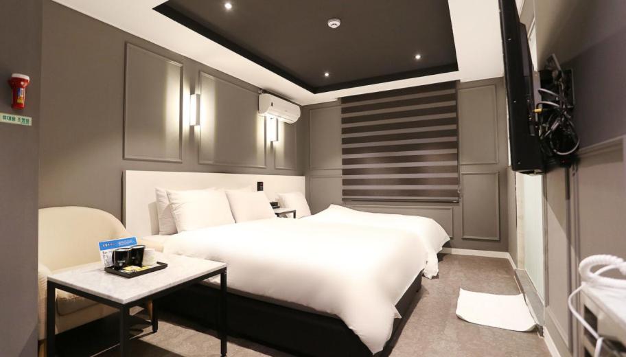 Twin Room with Bath photo 1