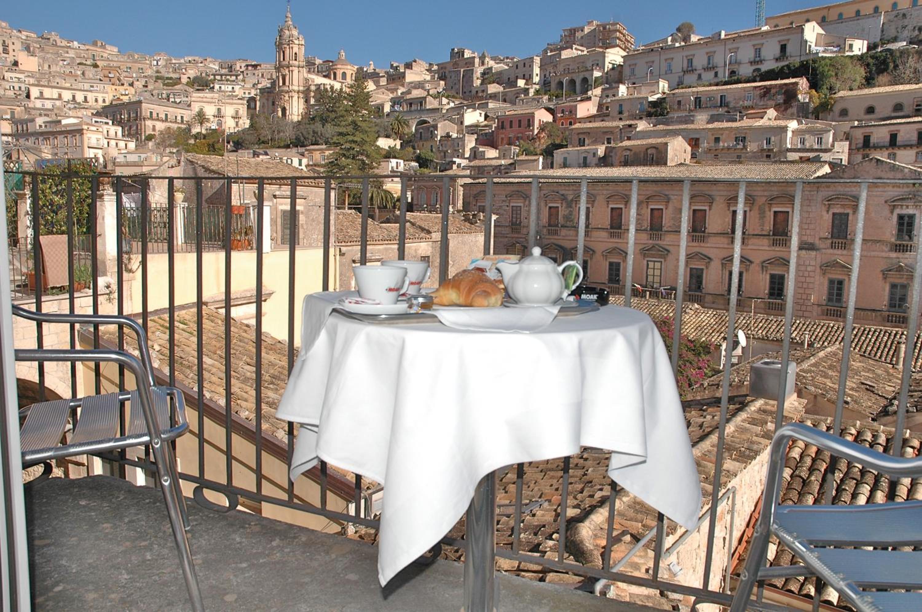 Double or Twin Room with Balcony and City View photo 2