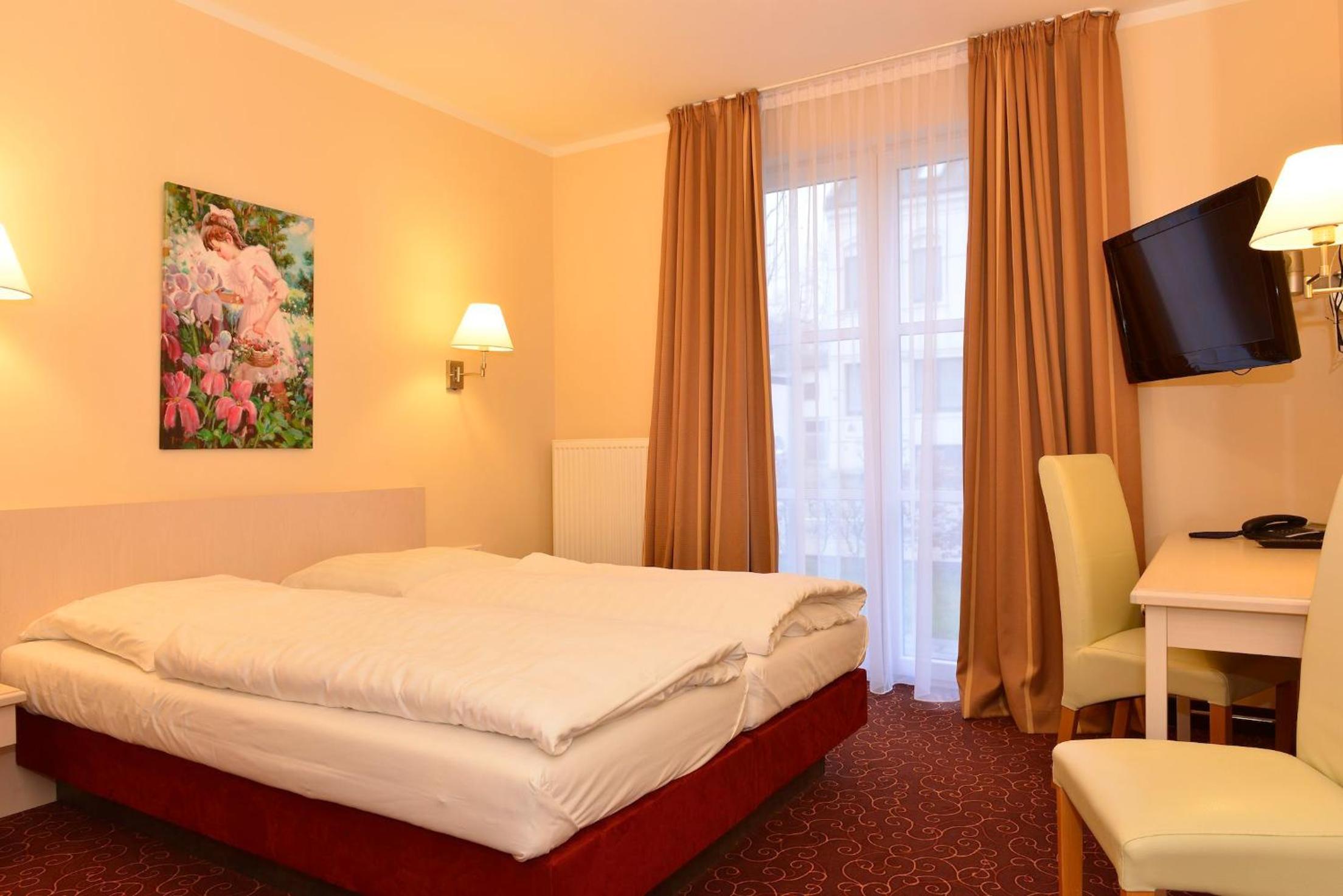 Double or Twin Room - Photo 5