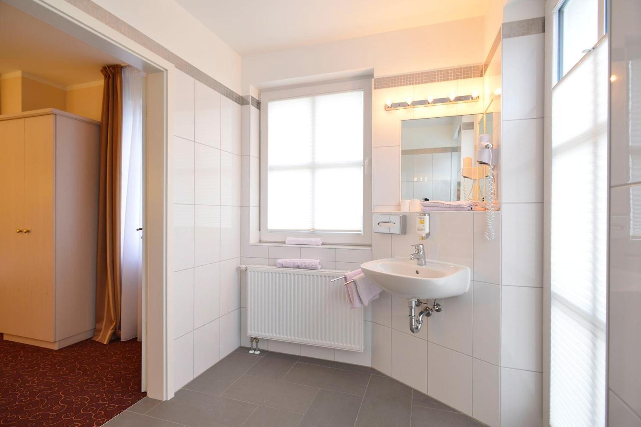 Double or Twin Room - Photo 7