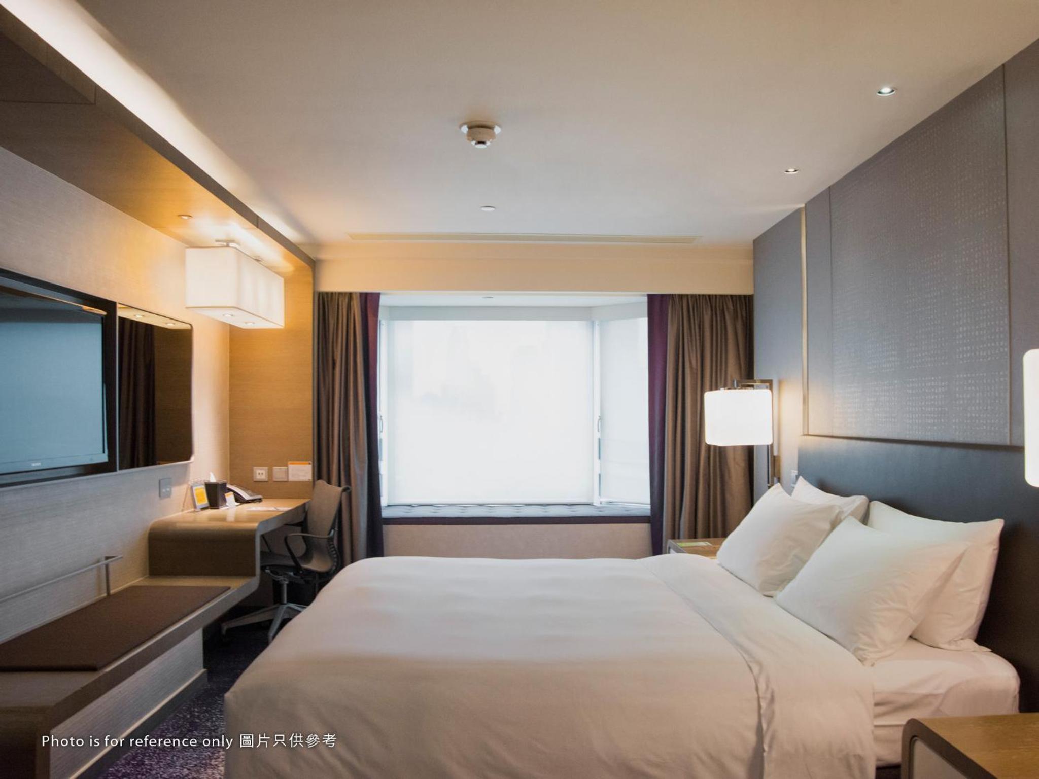Plaza Suite with One King Bed (Complimentary welcome gift) photo 2