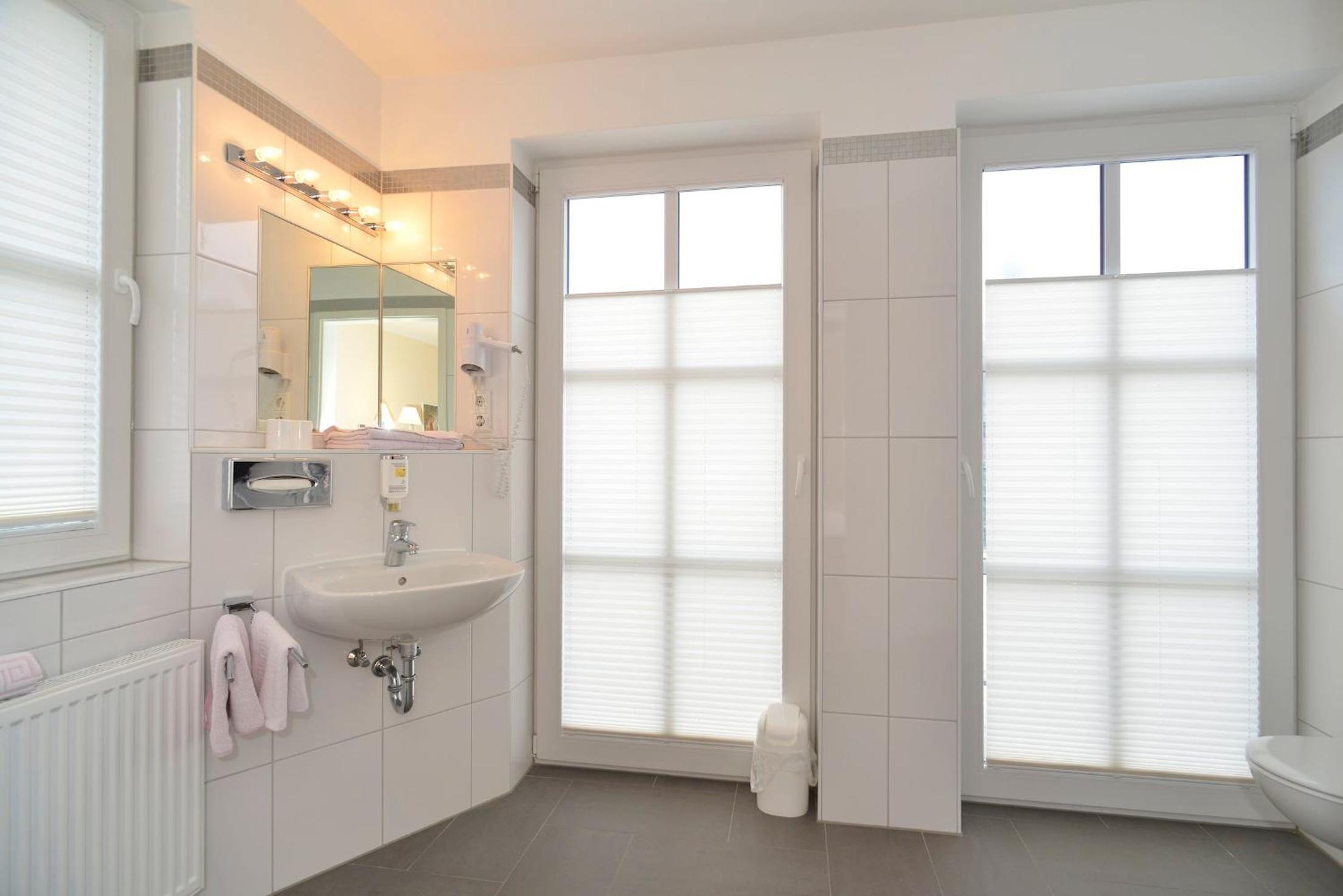 Double or Twin Room - Photo 8