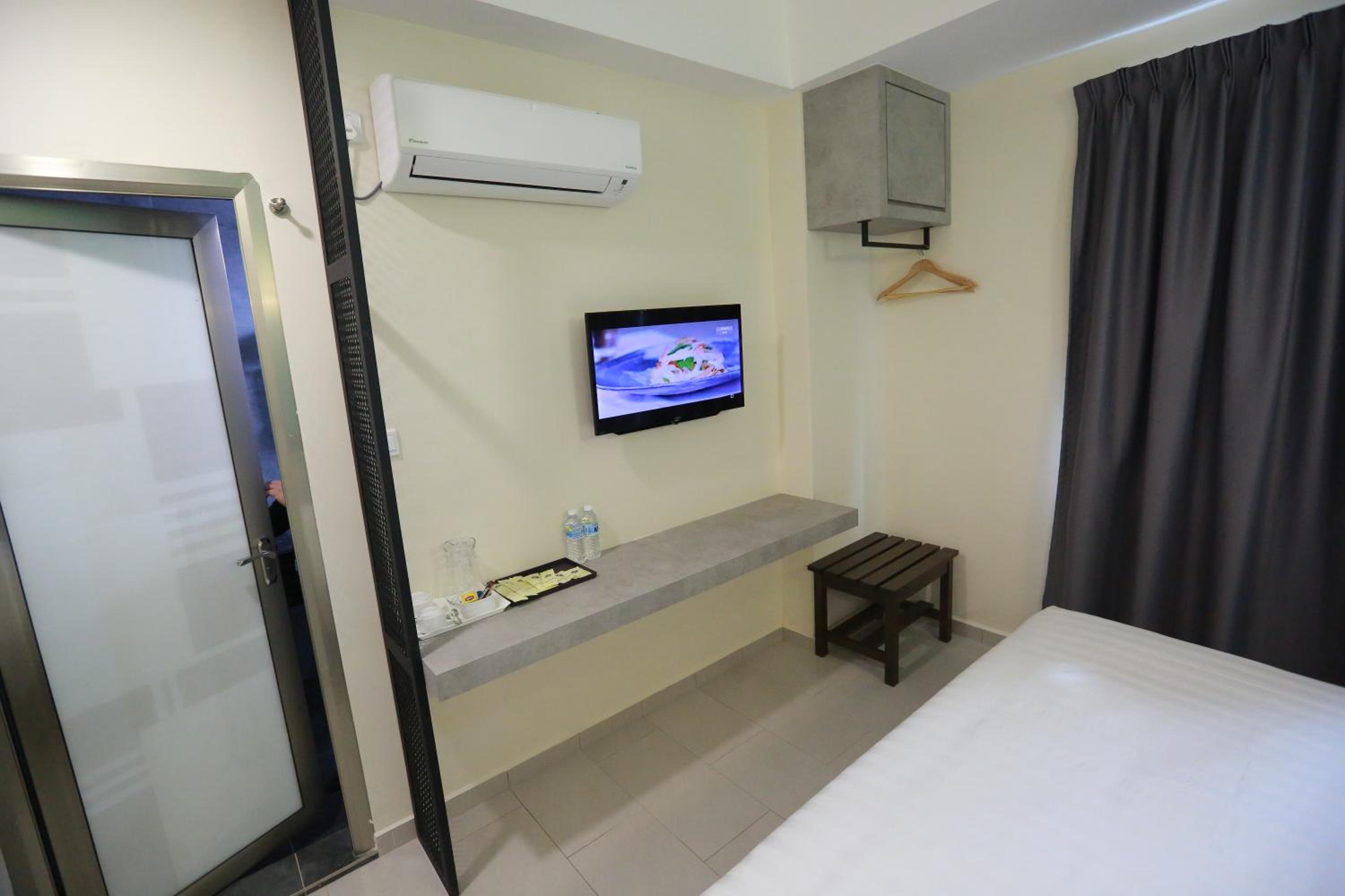 Deluxe King Room - Photo 2