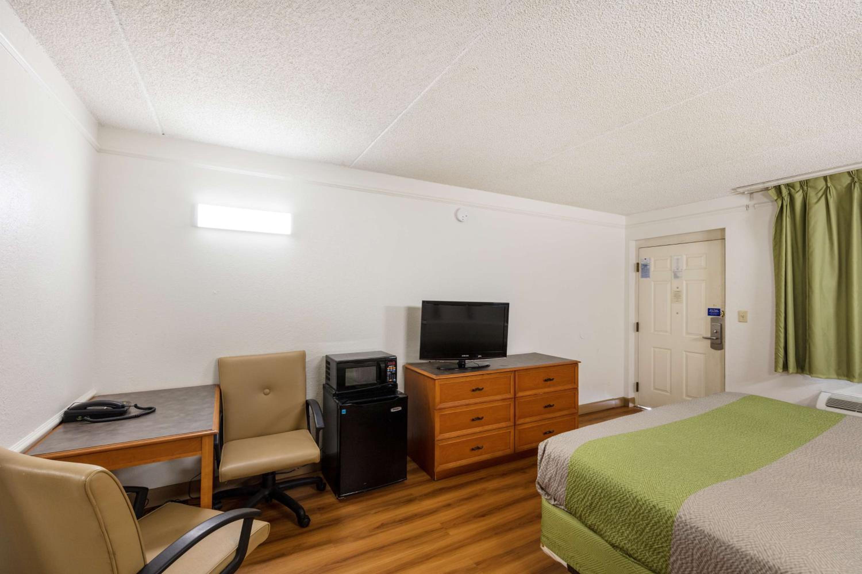 King Room - Non-Smoking - Photo 5