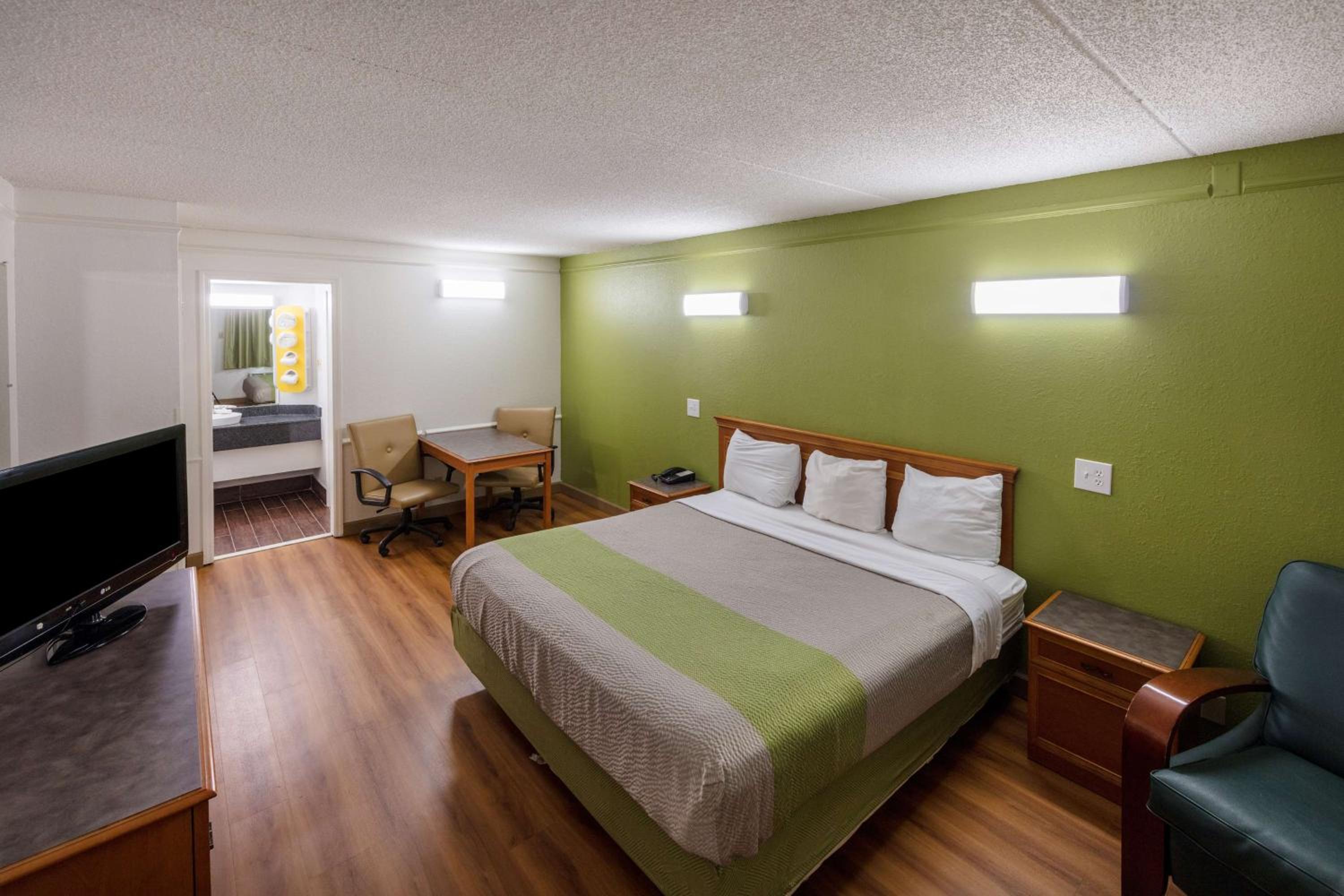 King Room - Non-Smoking - Photo 2