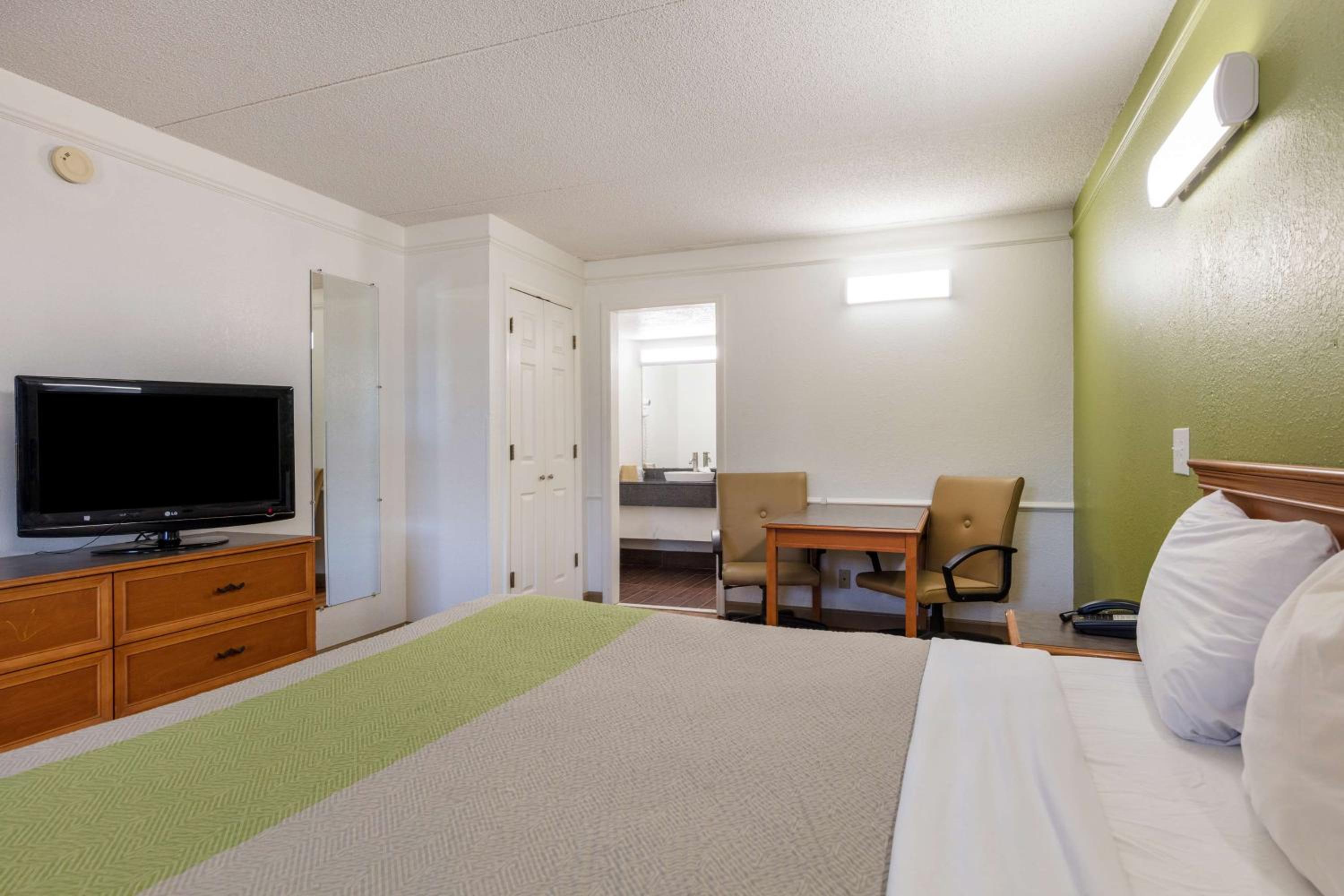 King Room - Non-Smoking - Photo 10