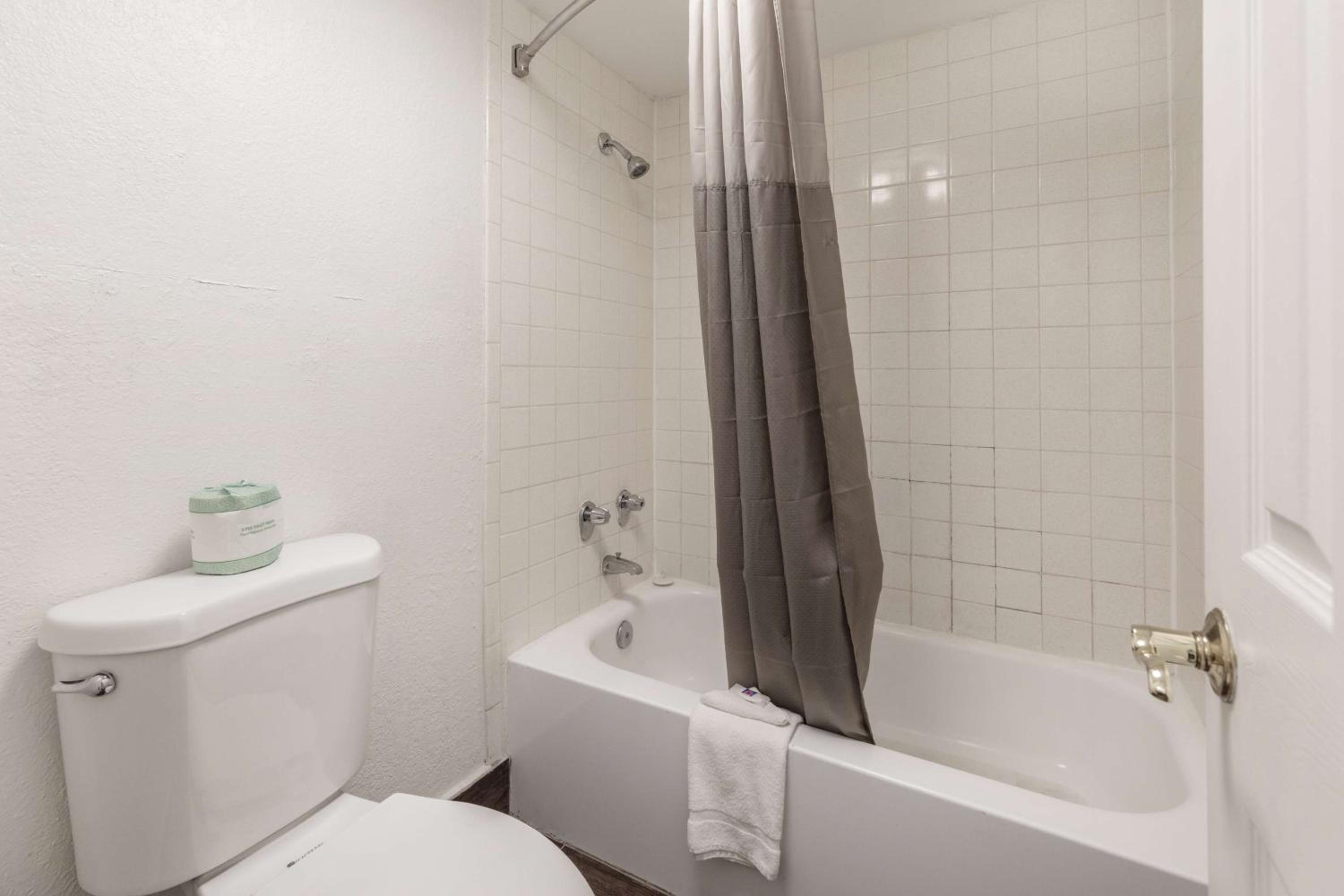 Quadruple Room - Non-Smoking - Photo 8