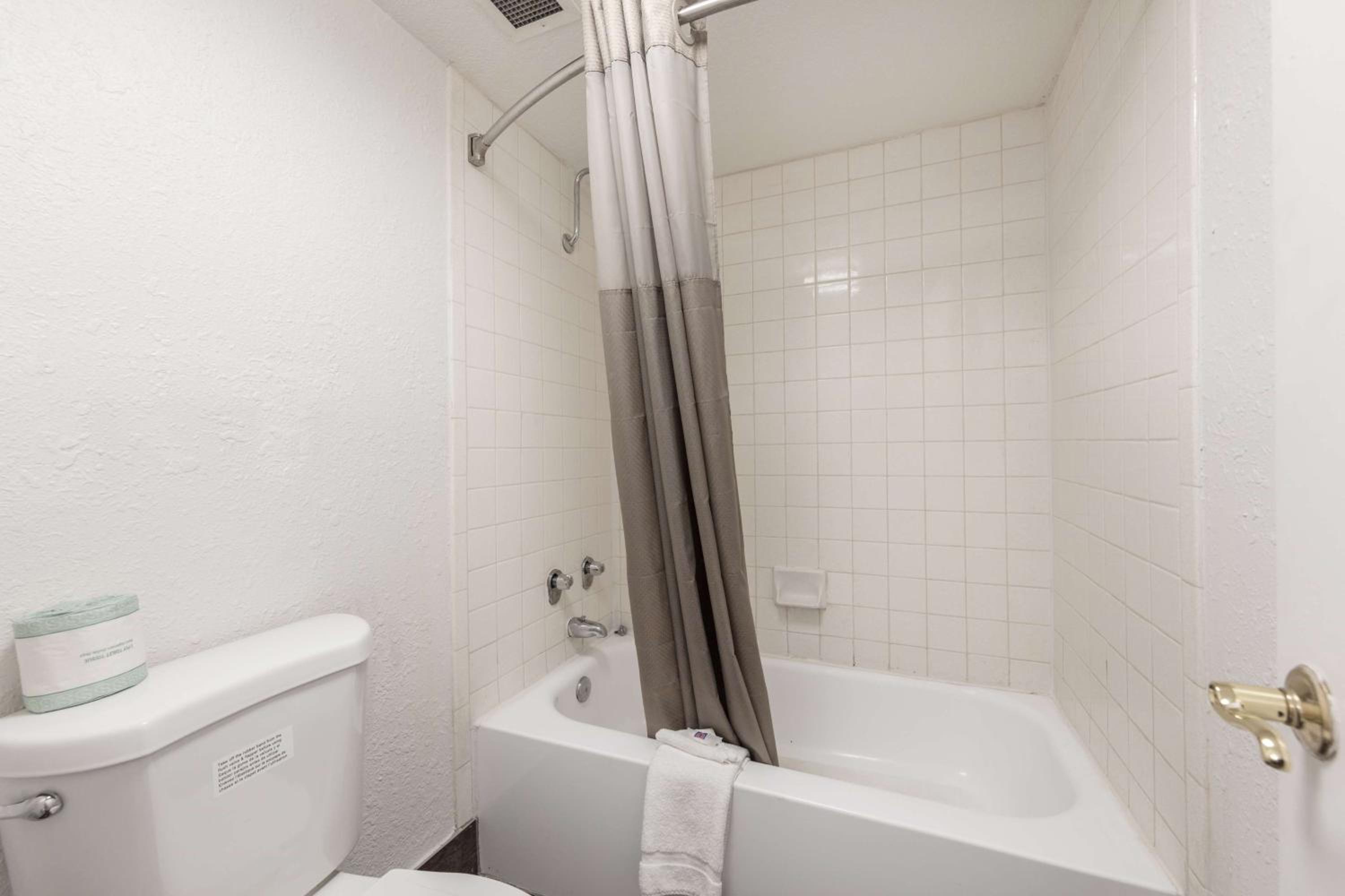 Quadruple Room - Non-Smoking - Photo 2