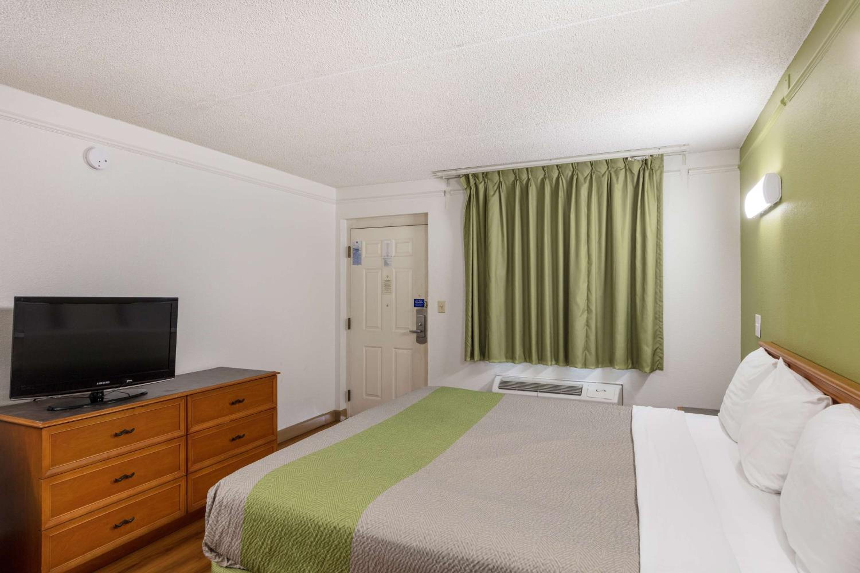 King Room - Non-Smoking - Photo 6
