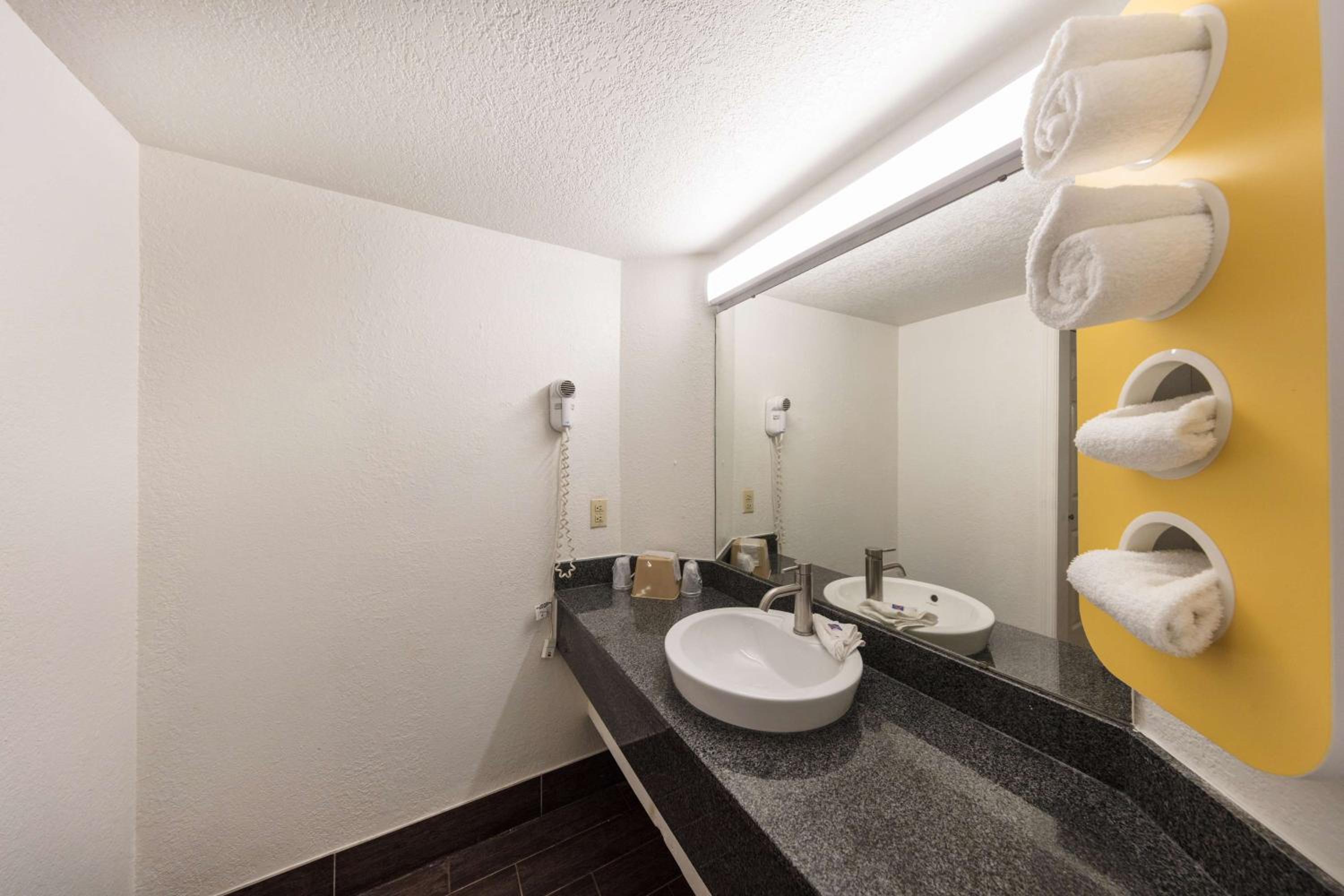 Quadruple Room - Non-Smoking - Photo 7