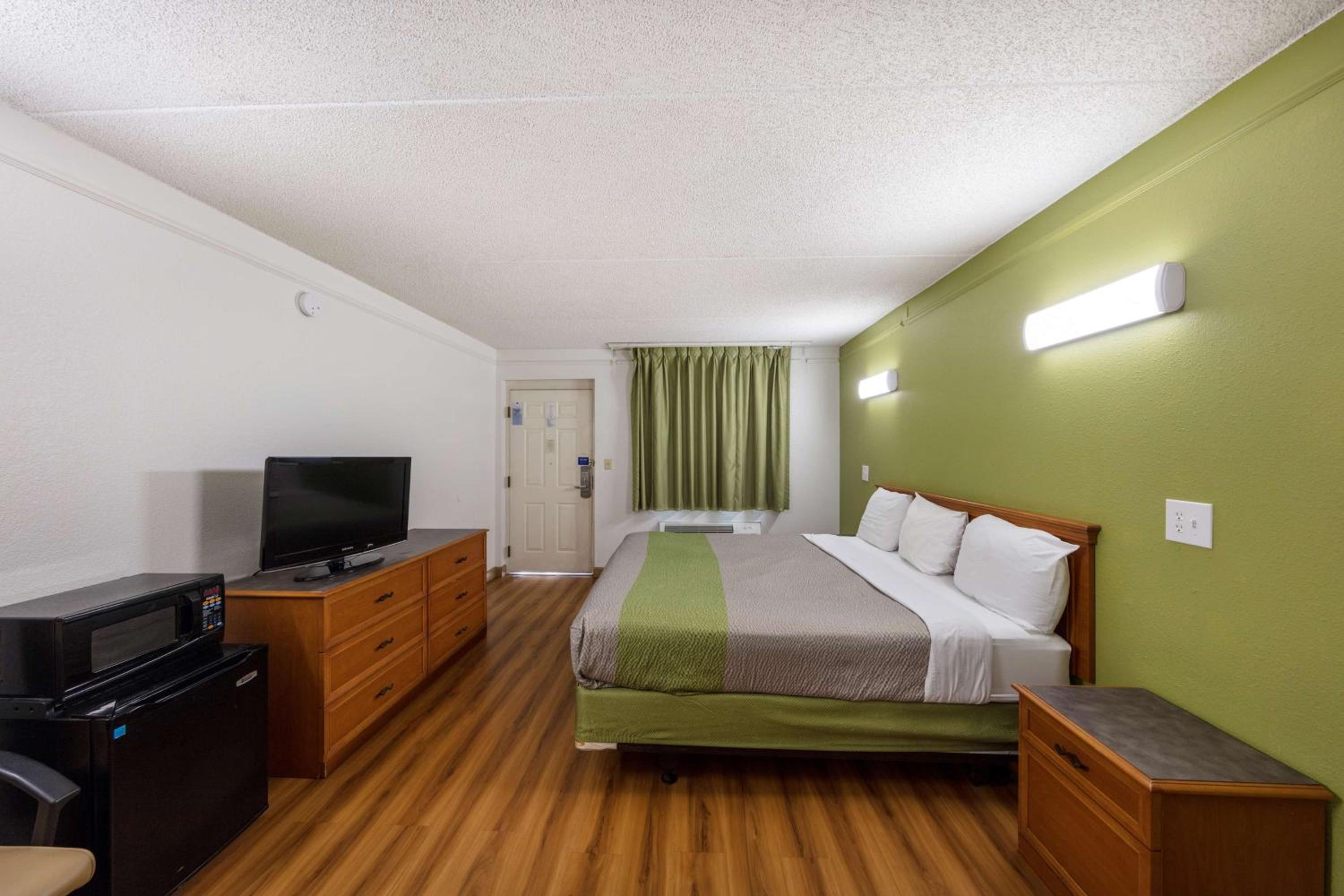King Room - Non-Smoking - Photo 4