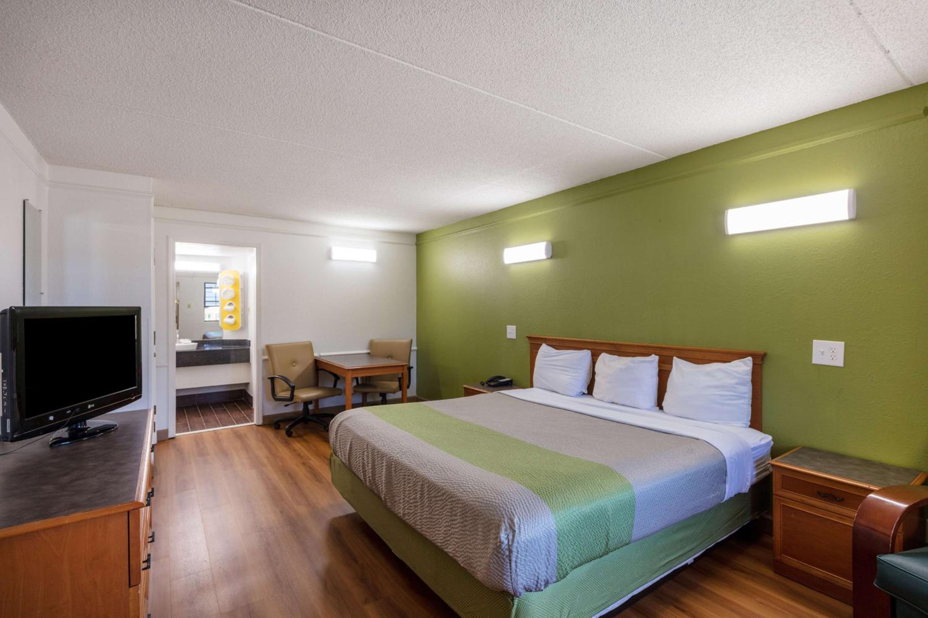 King Room - Non-Smoking - Photo 3