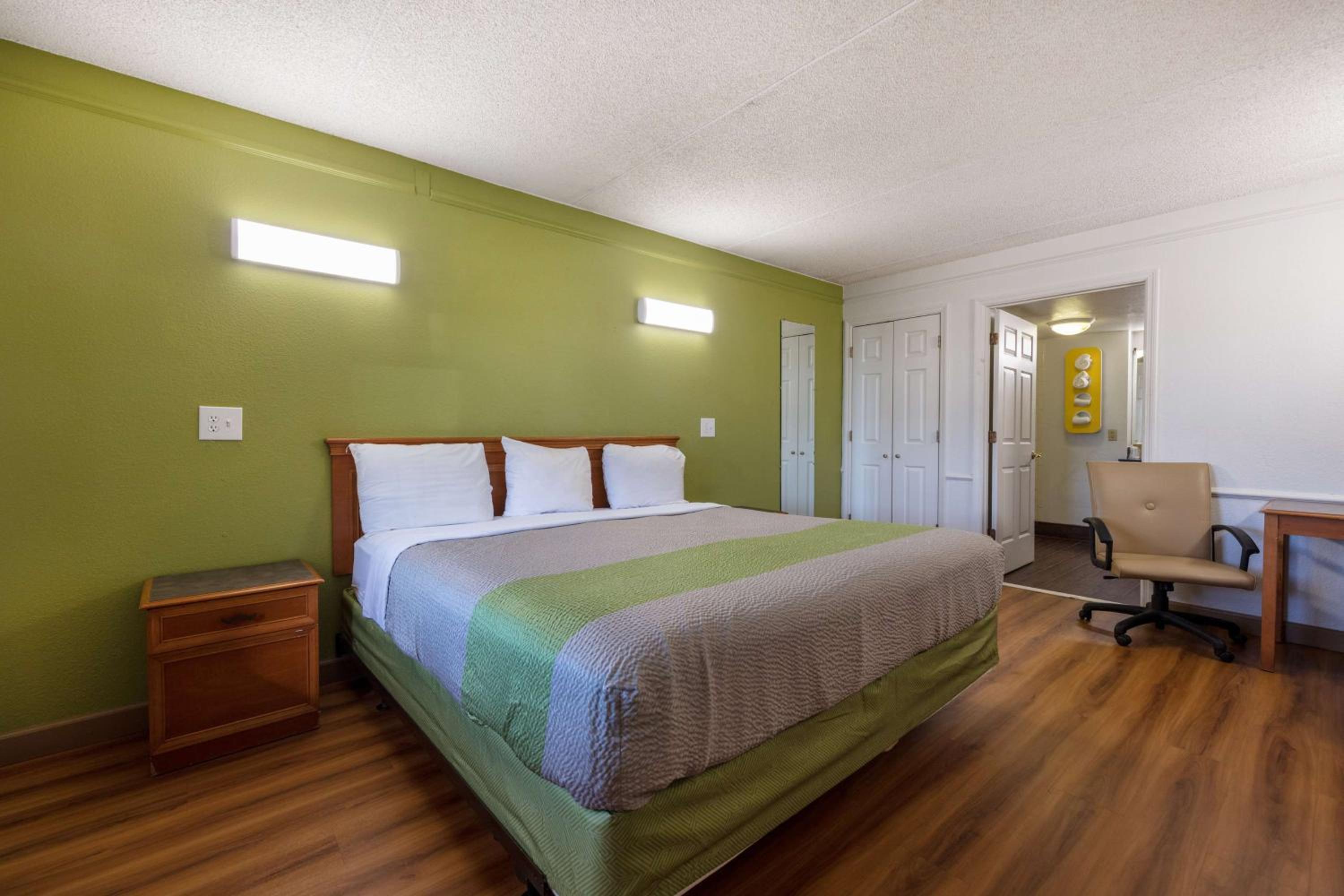 King Room - Non-Smoking - Photo 1