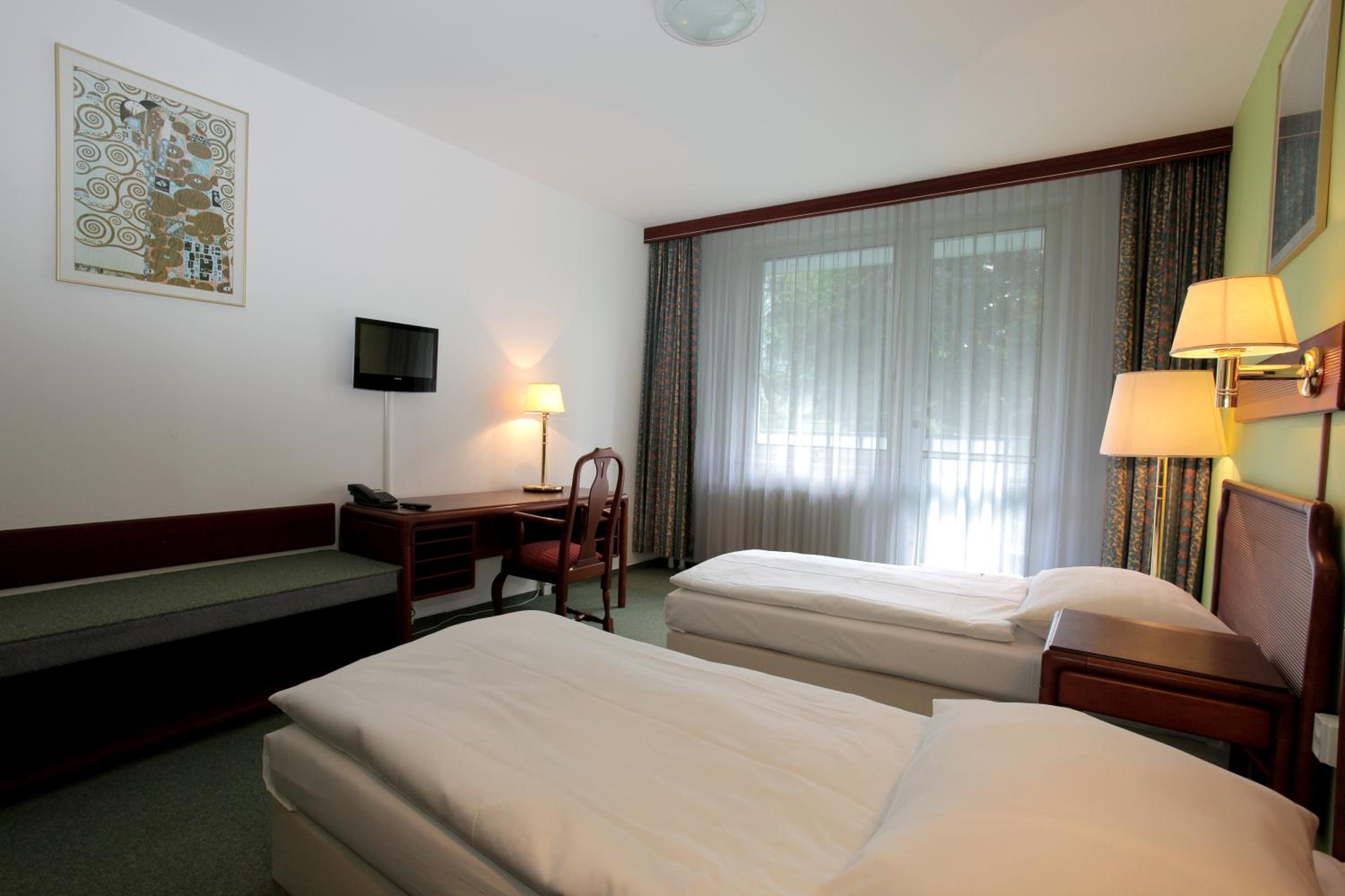 Business Twin Room - Photo 7