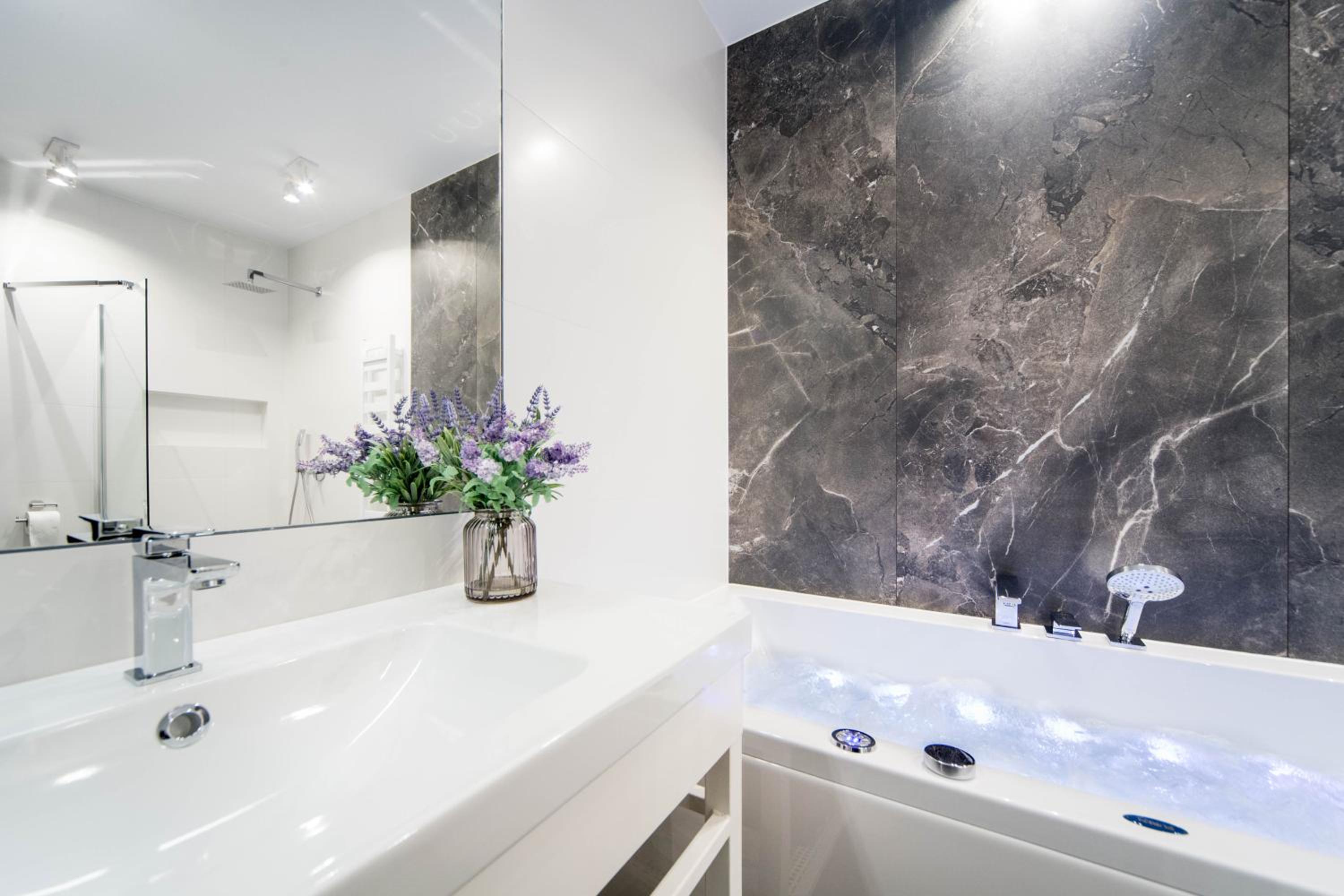 Apartment with Jacuzzi - Photo 9