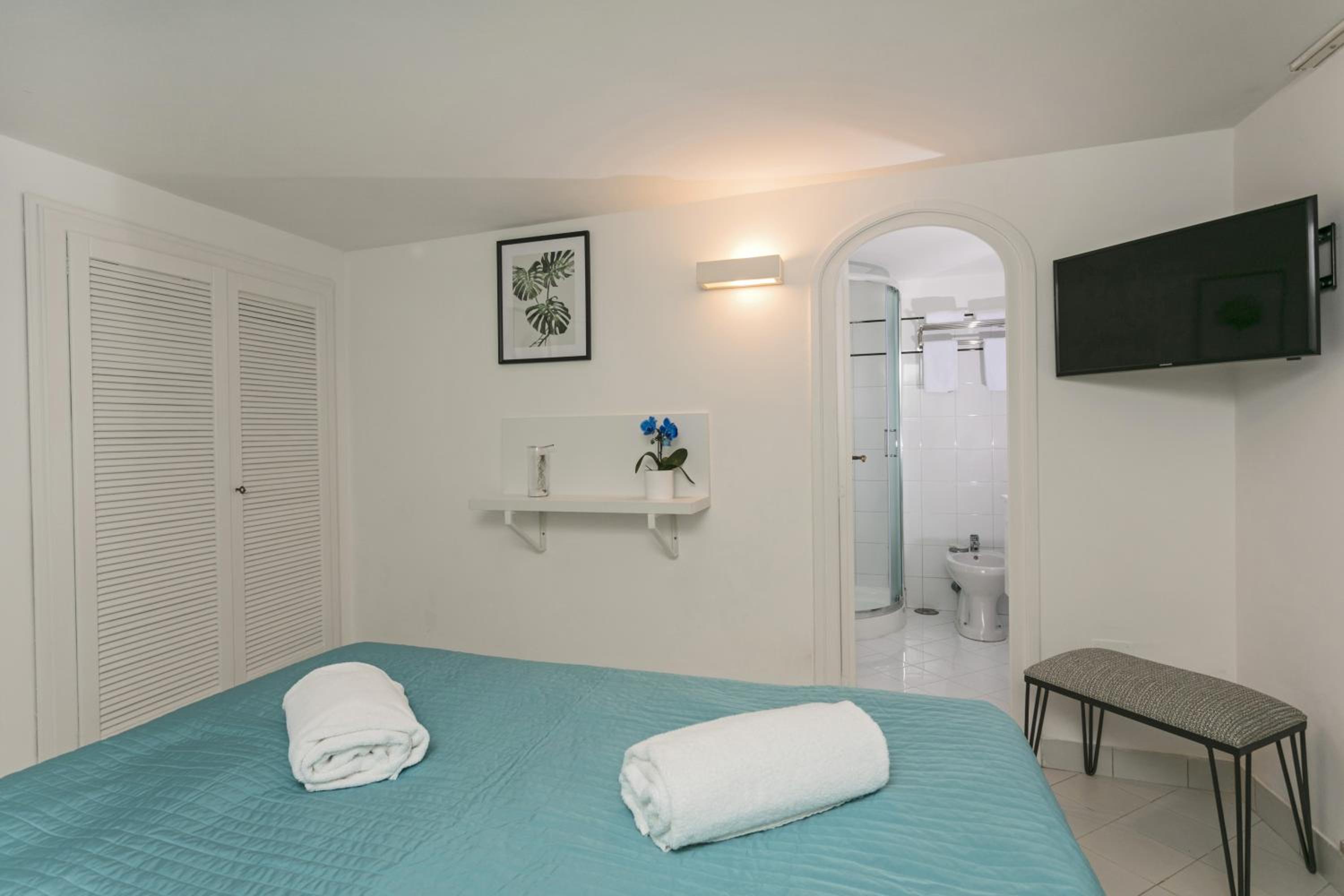 Standard Double Room - Photo 8