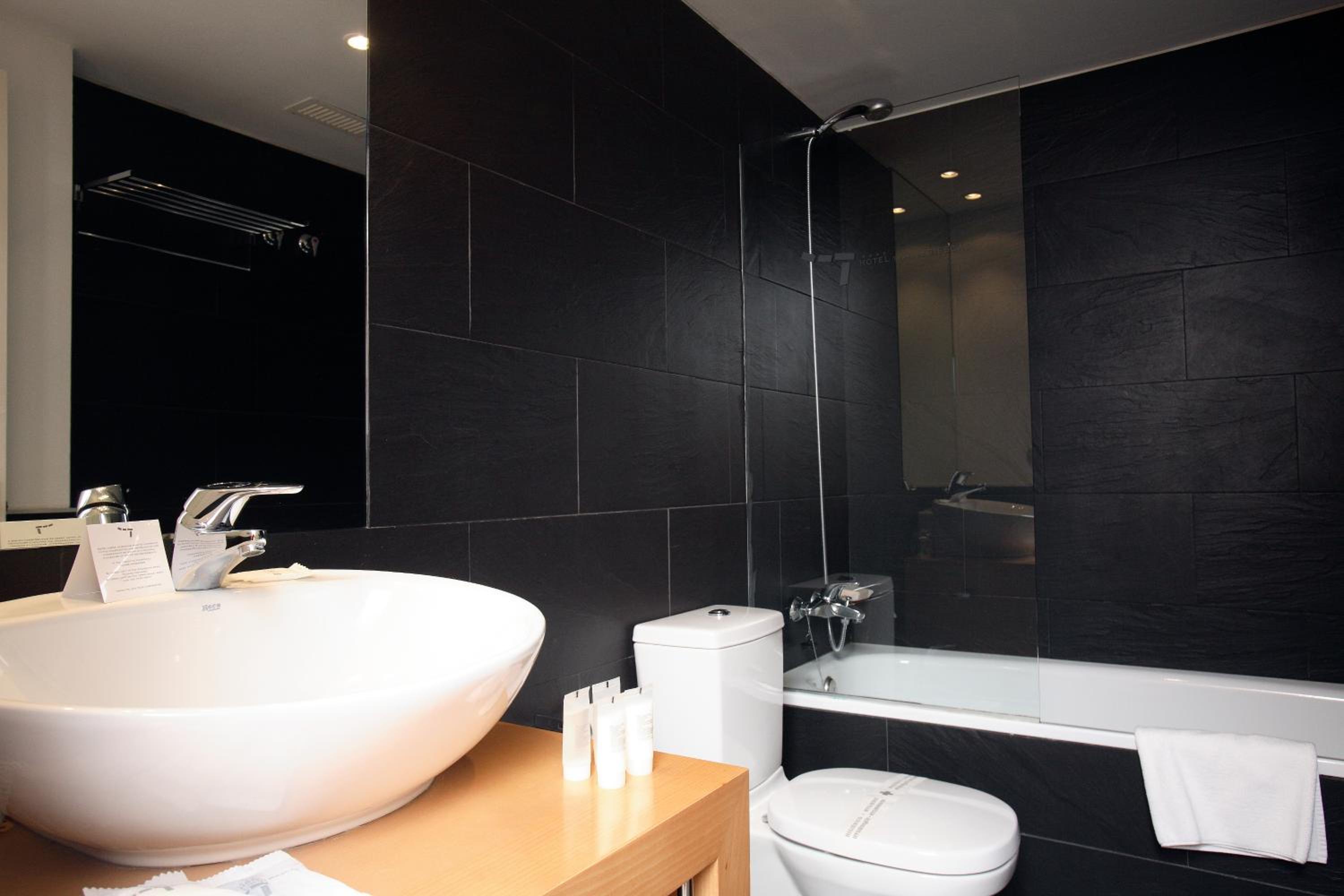 Double or Twin Room - Photo 6