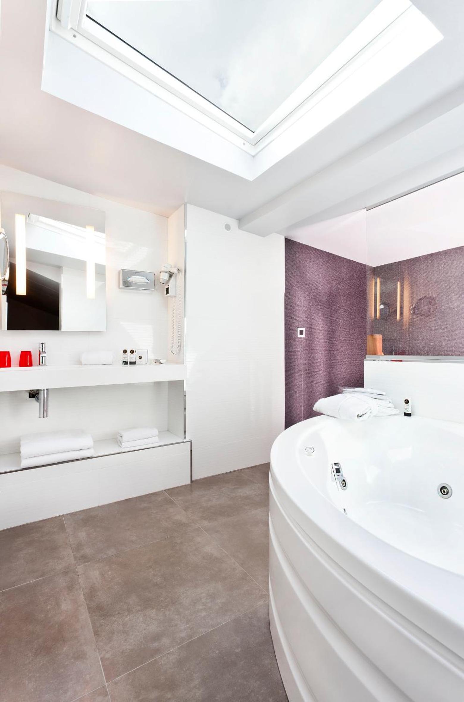 Junior Suite with Spa Bath photo 3