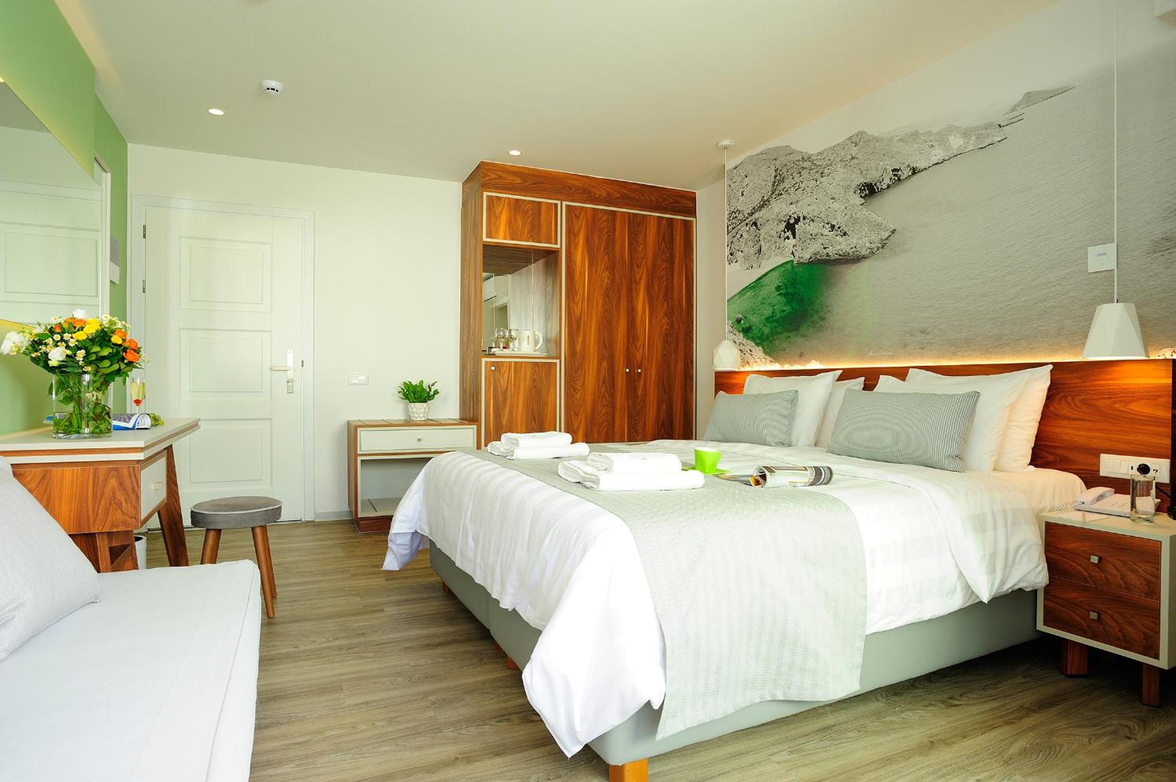 Superior Room with Pool View thumbnail 5