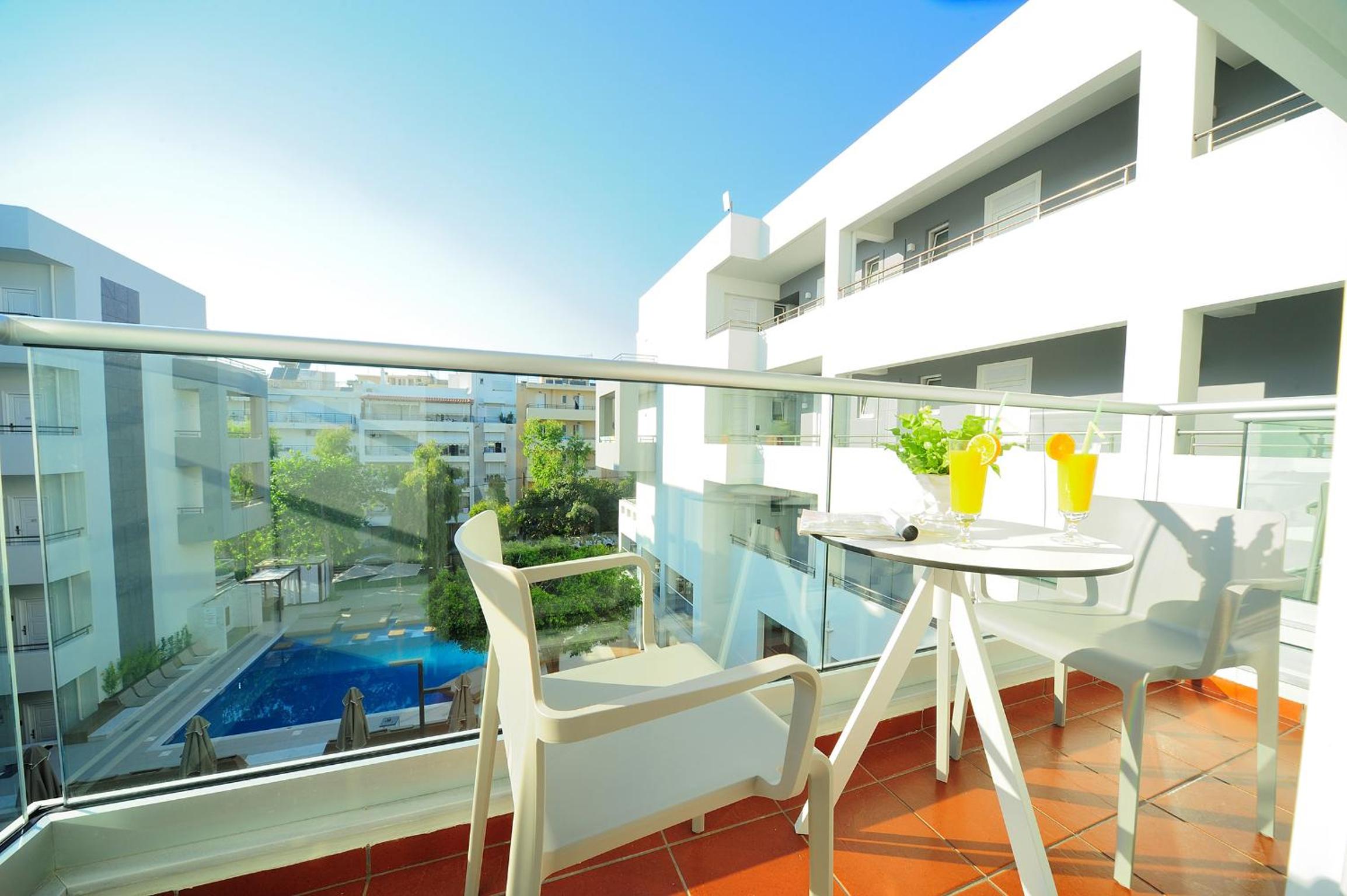 Deluxe Room with Pool View thumbnail 6