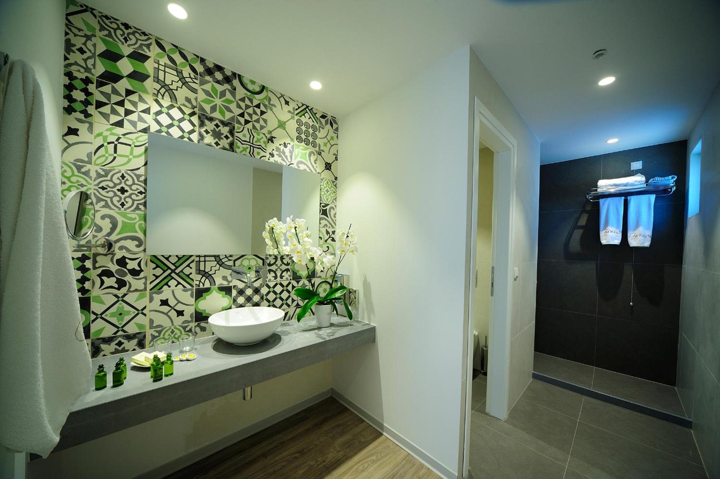 Deluxe Room with Pool View thumbnail 5