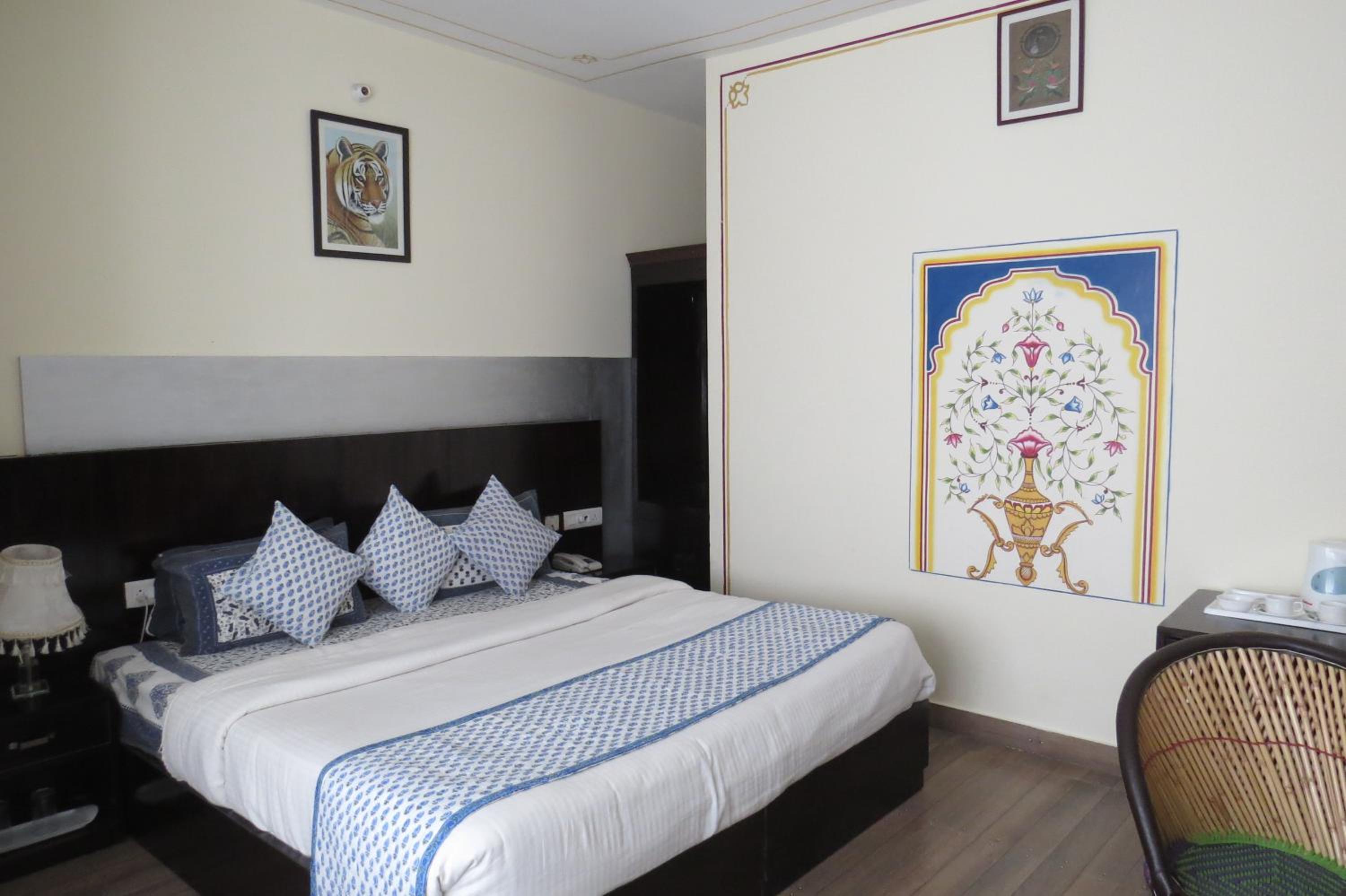 Deluxe Heritage Room - Photo 9