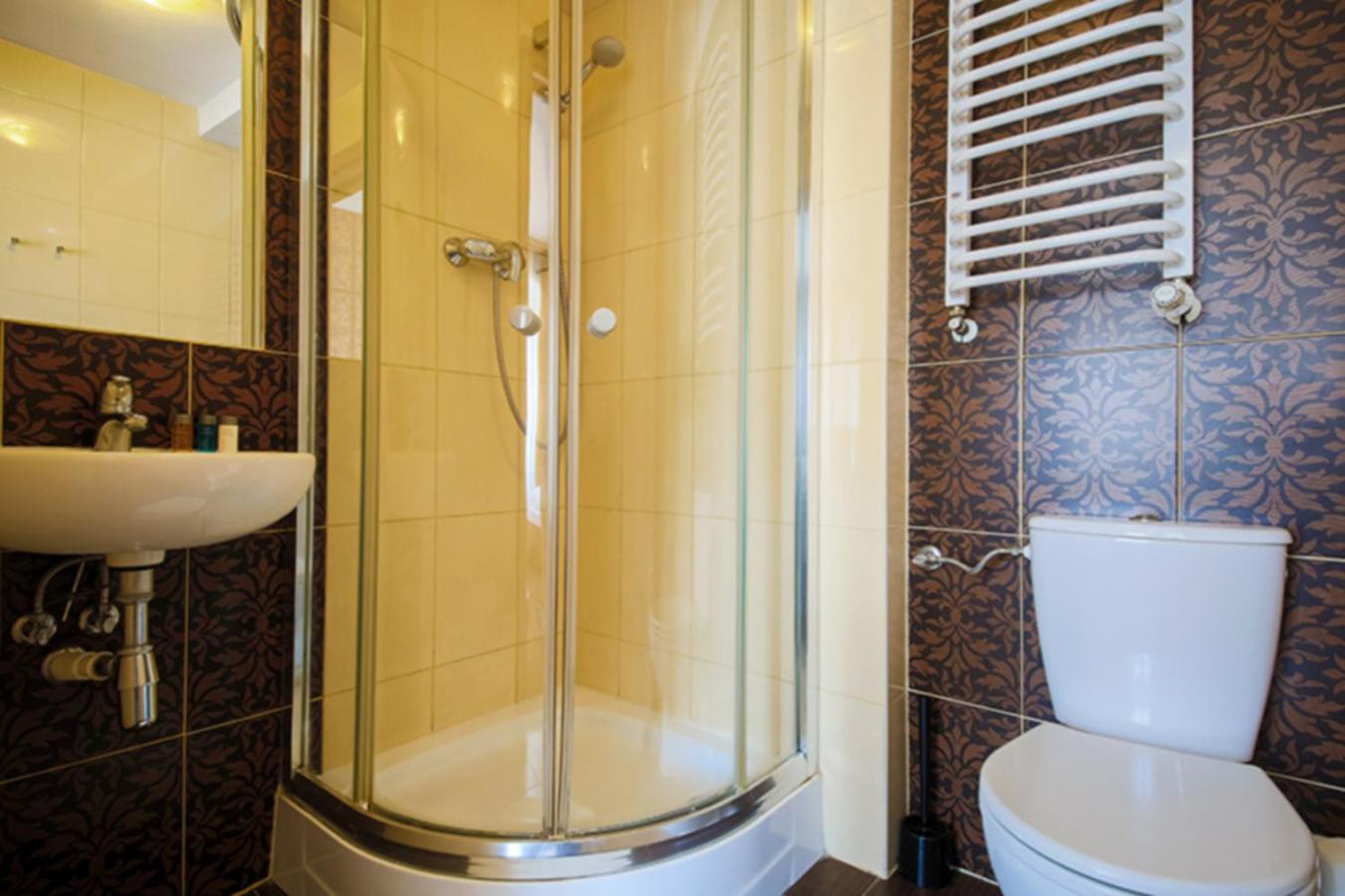 Twin Room with Private Bathroom - Photo 12