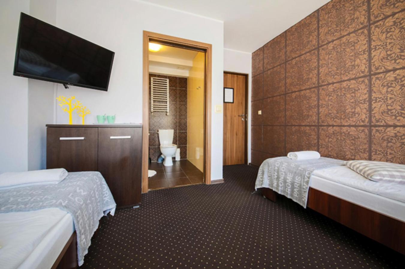 Twin Room with Private Bathroom - Photo 3