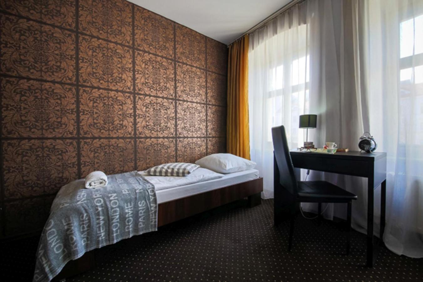 Twin Room with Private Bathroom - Photo 16