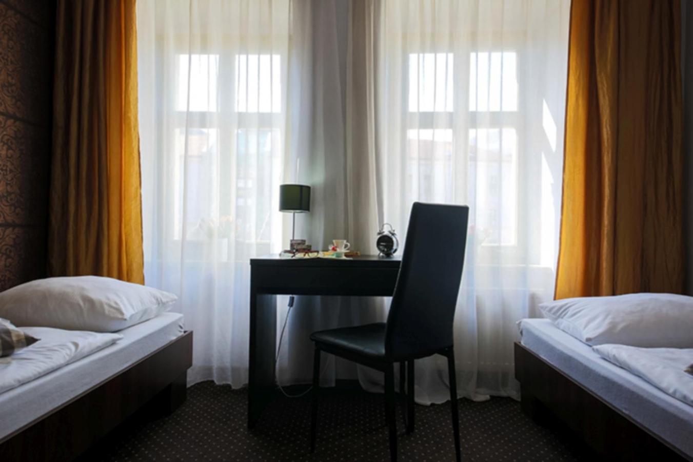 Twin Room with Private Bathroom - Photo 17