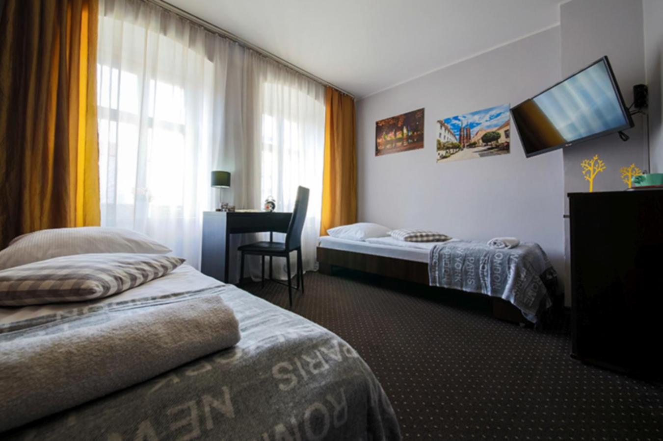 Twin Room with Private Bathroom - Photo 10