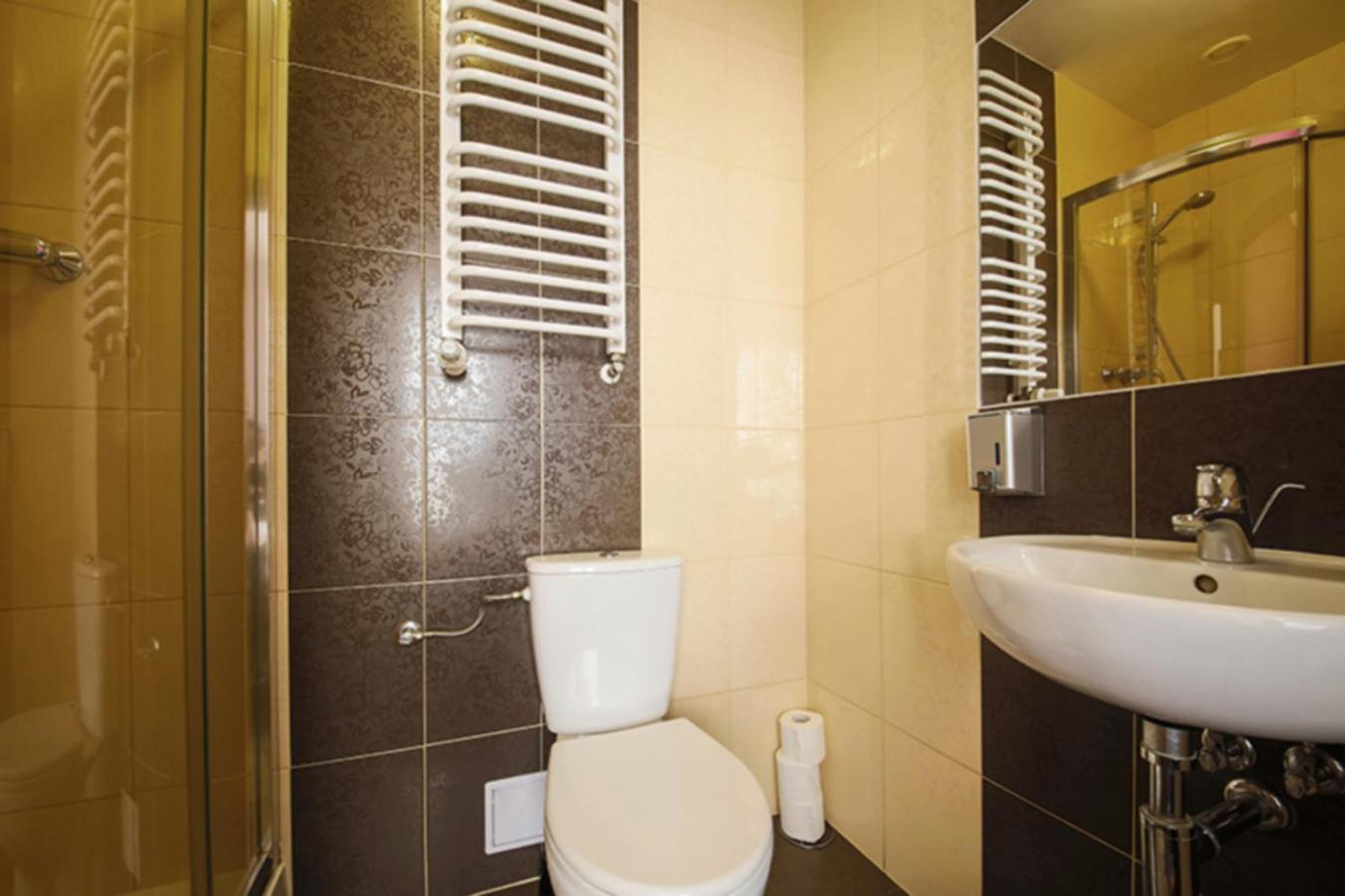 Double Room with Private Bathroom - Photo 17