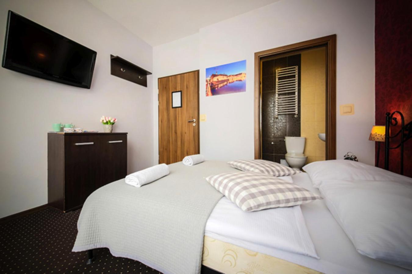 Double Room with Private Bathroom - Photo 11