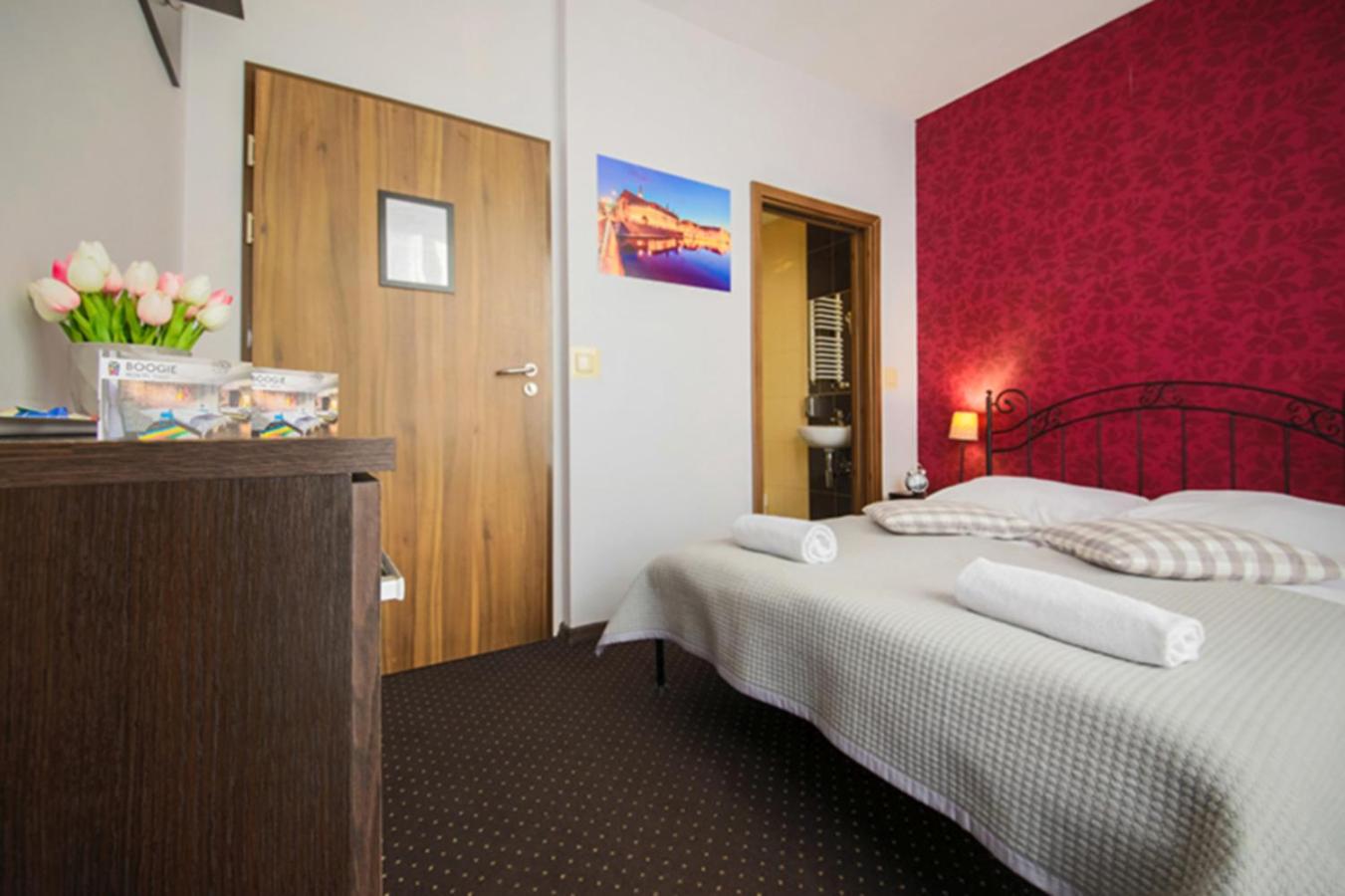 Double Room with Private Bathroom - Photo 41