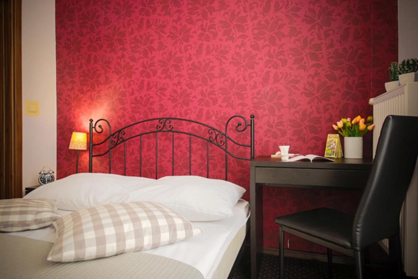 Double Room with Private Bathroom - Photo 4